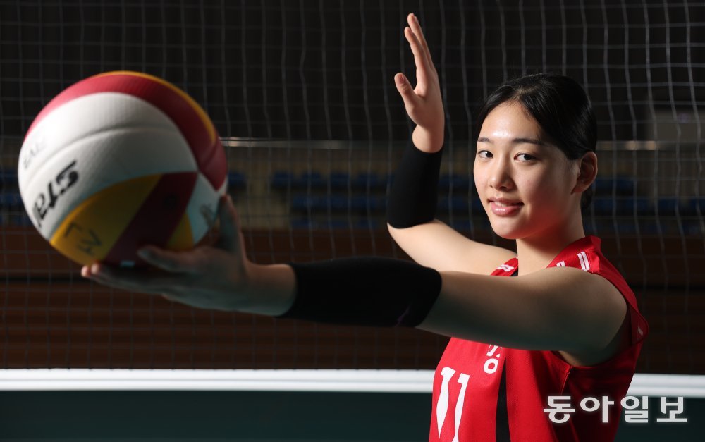 ‘리틀 김연경’ 손서연이 경남 진주시 선명여고 체육관에서 공을 들고 카메라 앞에 섰다. 손서연의 새해 목표는 국제배구연맹(FIVB) 17세 이하(U-17) 세계선수권대회에서 우승하는 것이다. 손서연은 “고교 졸업 후 프로배구 신인 드래프트 1라운드 1순위로 호명되고 싶다”고 말했다. 진주=변영욱 기자 cut@donga.com