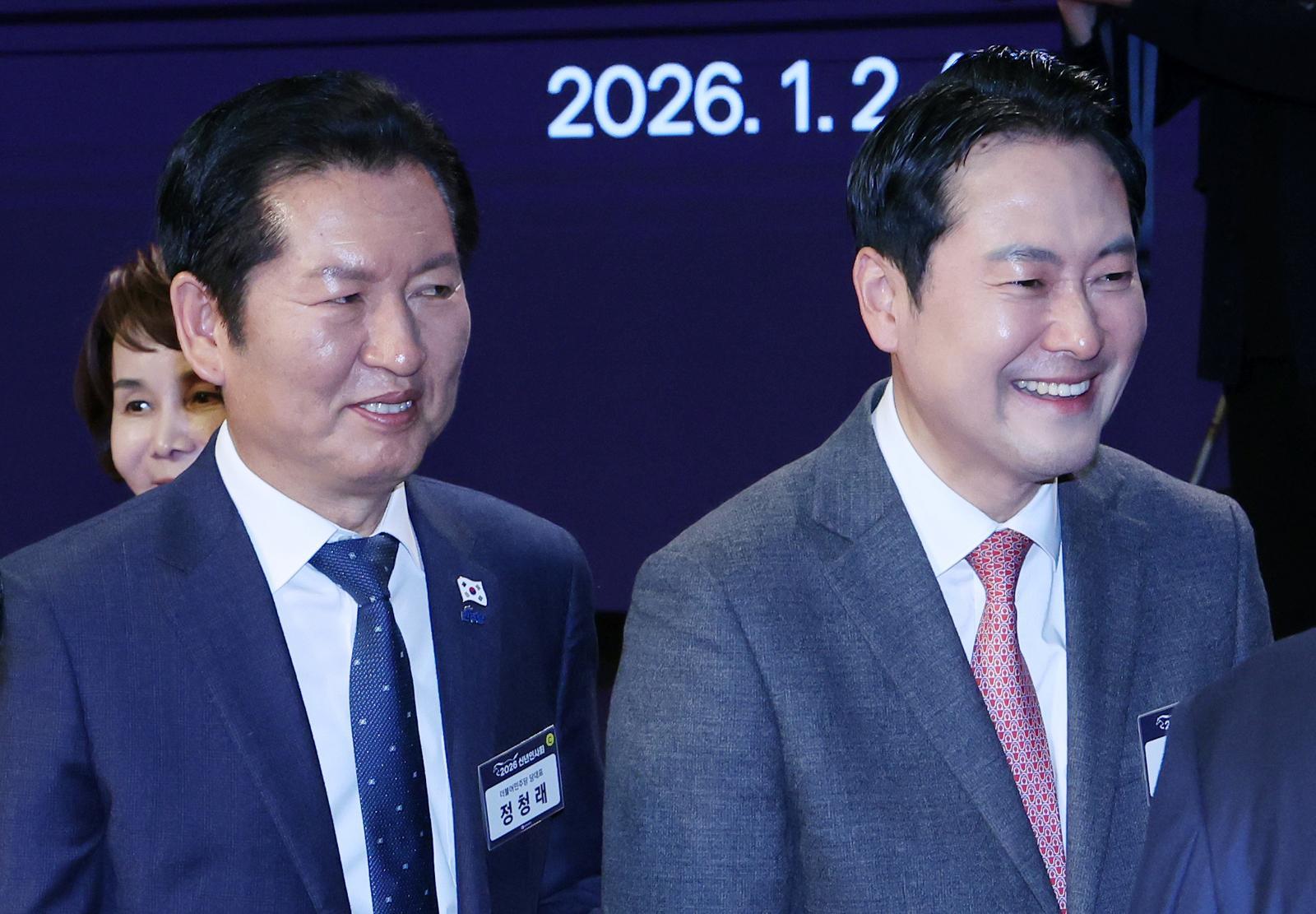 정청래(왼쪽) 더불어민주당 대표와 장동혁 국민의힘 대표가 2일 오후 서울 중구 대한상공회의소에서 열린 2026 경제계 신년인사회를 마치고 행사장을 나서고 있다. 사진공동취재단