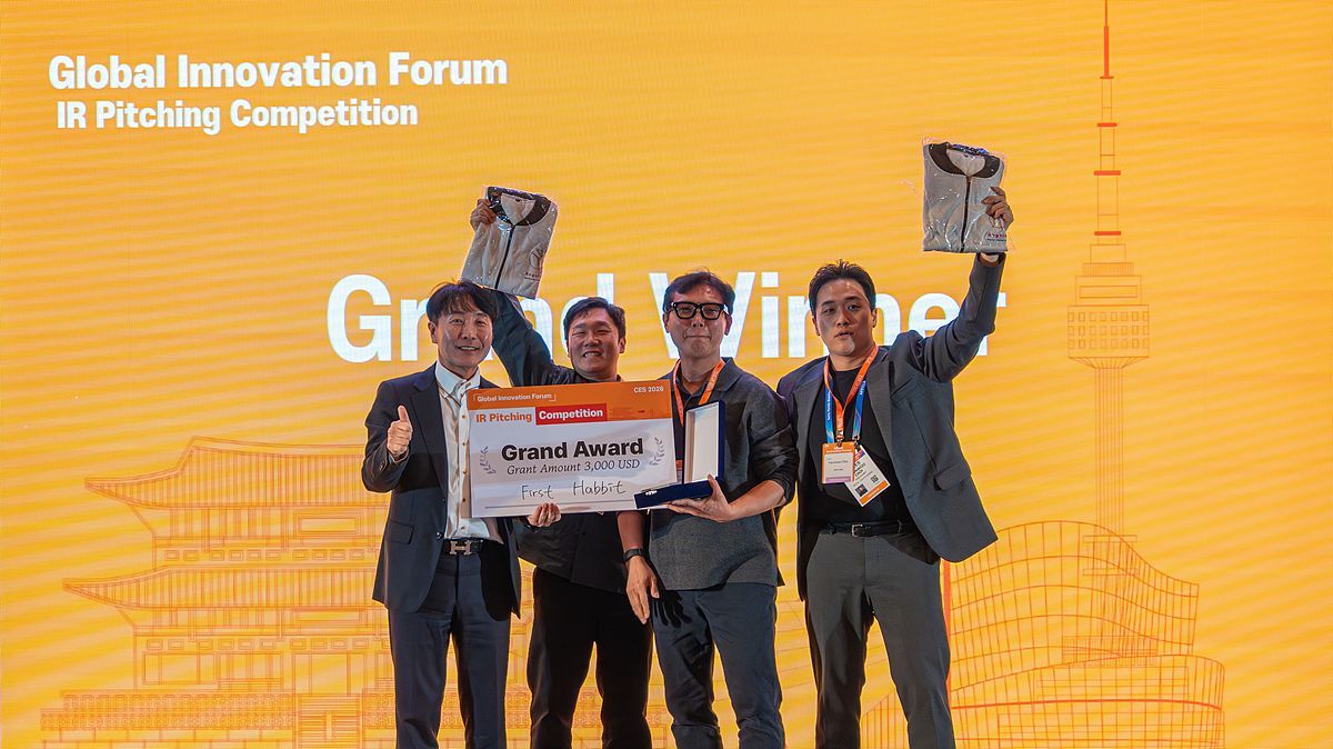 글로벌 이노베이션 포럼에 방문한 관계자들이 기념 촬영 중이다 / 출처=SBA