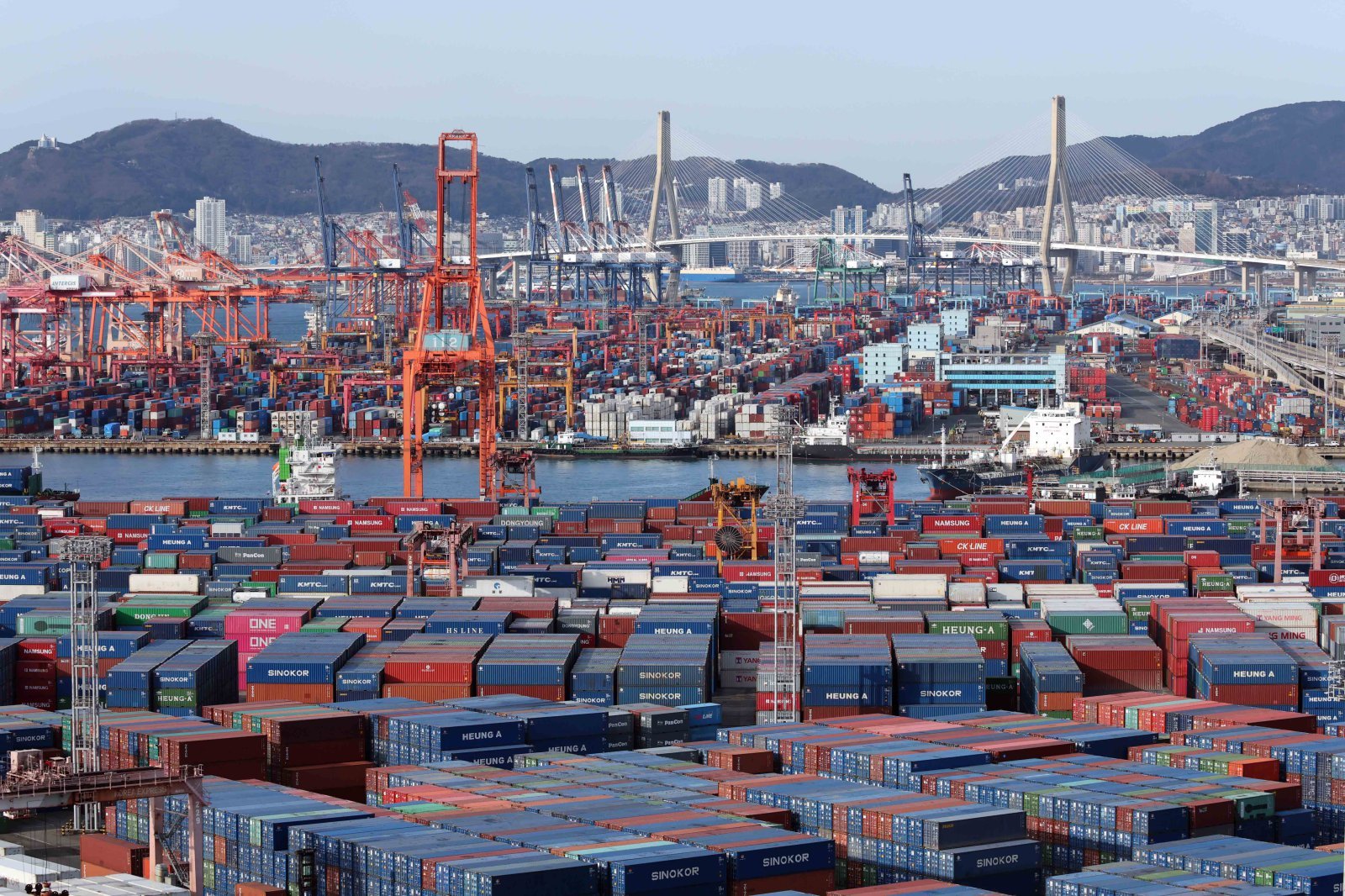 1일 산업통상부가 발표한 ‘2025년 연간 및 12월 수출입 동향’에 따르면 지난해 수출은 1년 전보다 3.8% 증가한 7097억 달러(1025조2600억원)를 달성, 역대 최대 실적을 기록했다.    이날 부산 남구 신선대(사진 아래) 및 감만(위) 부두 야적장에 수출입 컨테이너가 쌓여 있다. 2026.01.01. [부산=뉴시스]