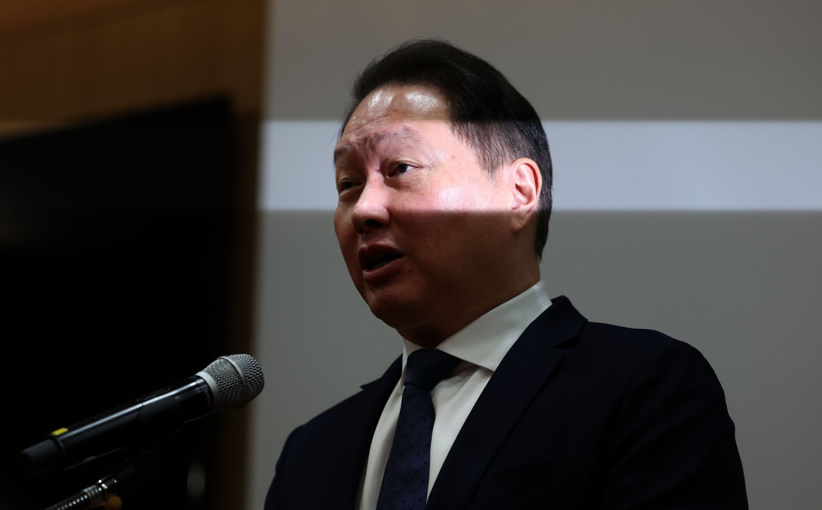 최태원 SK그룹 회장이 17일 서울 종로구 SK서린빌딩에서 노소영 아트나비센터 관장과의 이혼소송·재산분할 항소심 판결 관련 공식 입장을 발표하고 있다. 2024.06.17. [서울=뉴시스]