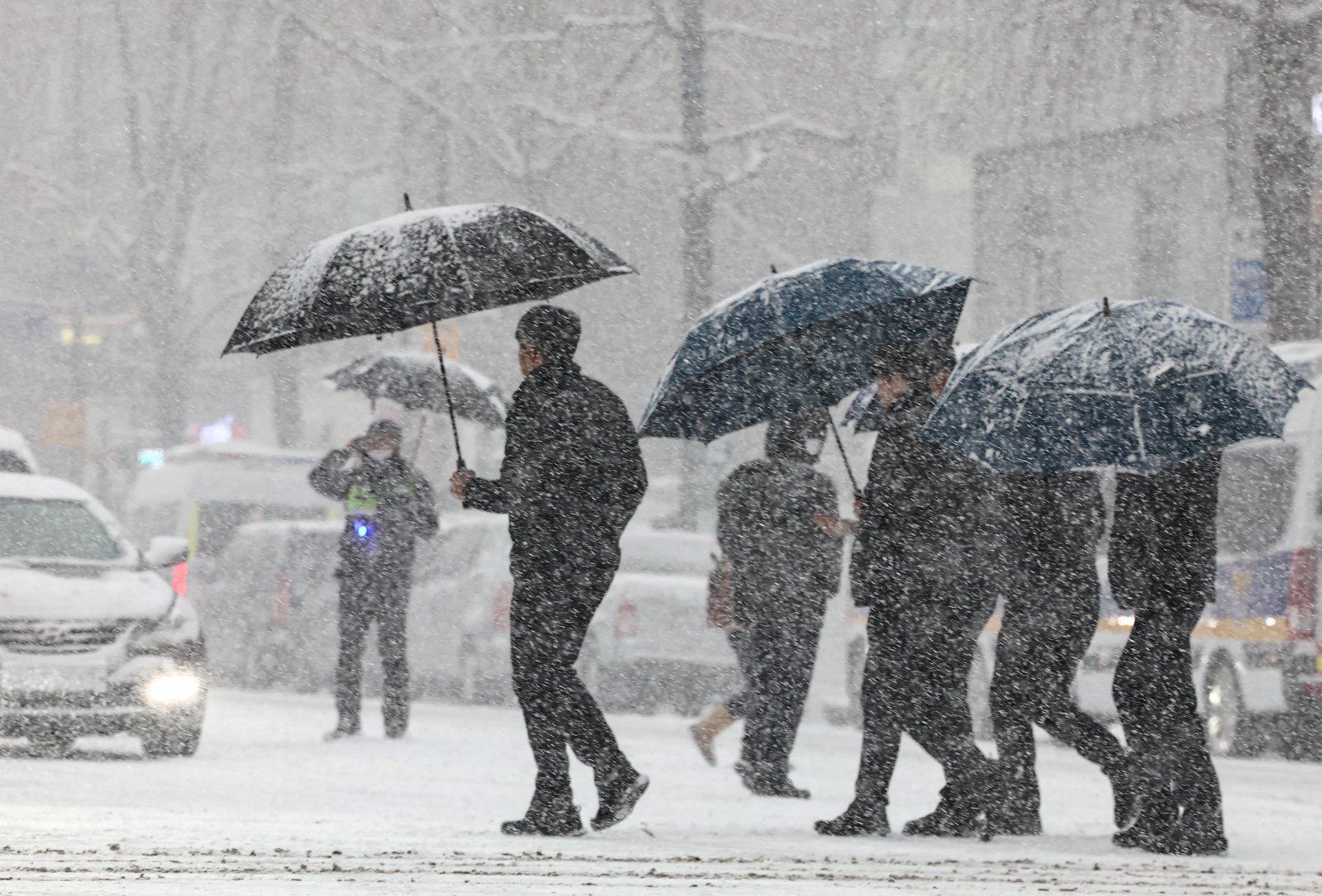 서울에 대설주의보가 내려진 6일 오후 서울 종로구 종각역 인근에서 시민들이 발걸음을 재촉하고 있다. 2025.2.6/뉴스1