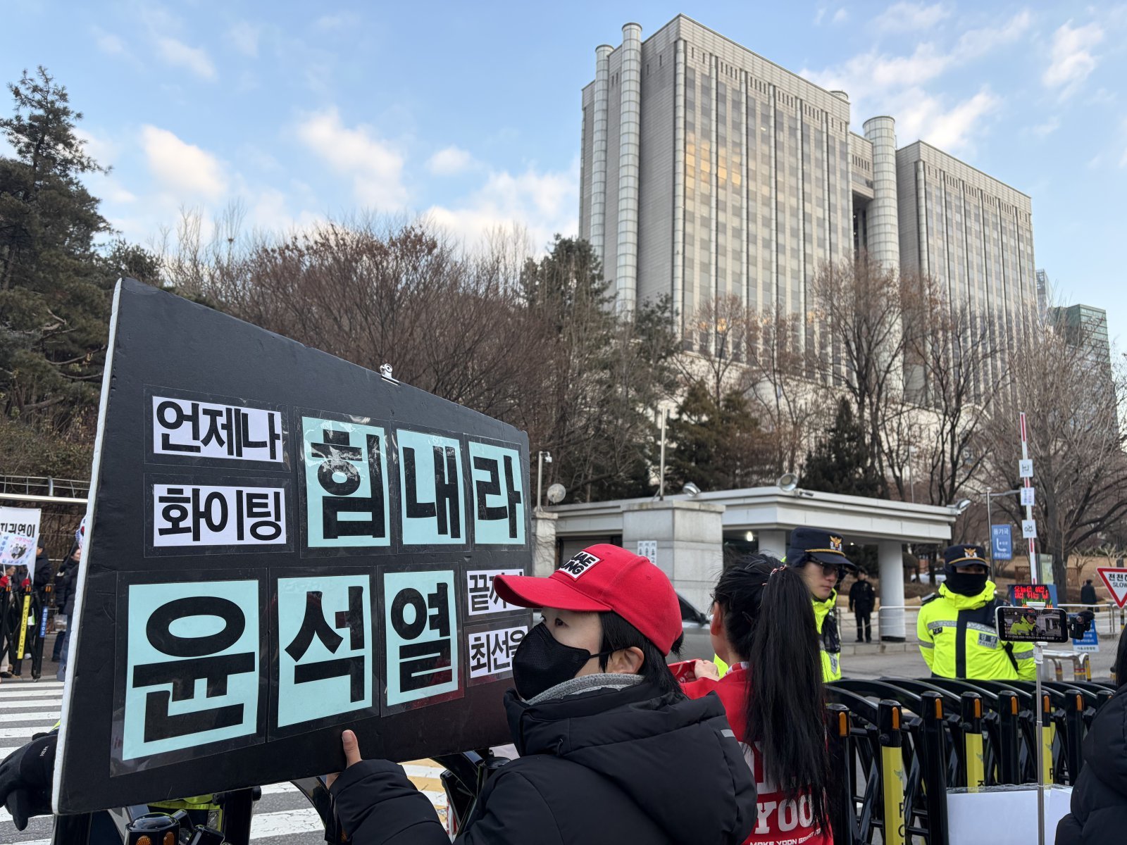 윤 전 대통령 지지자들 50여 명은 이날 오전 8시 30분쯤부터 서울 서초구 서울중앙지법 서문 인근에 모여 윤 전 대통령에 대한 수사와 재판이 부당하다며 “불법 구속 즉각 석방”, “윤 어게인(Yoon Again)” 등 구호를 외쳤다. 2026.1.9 뉴스1