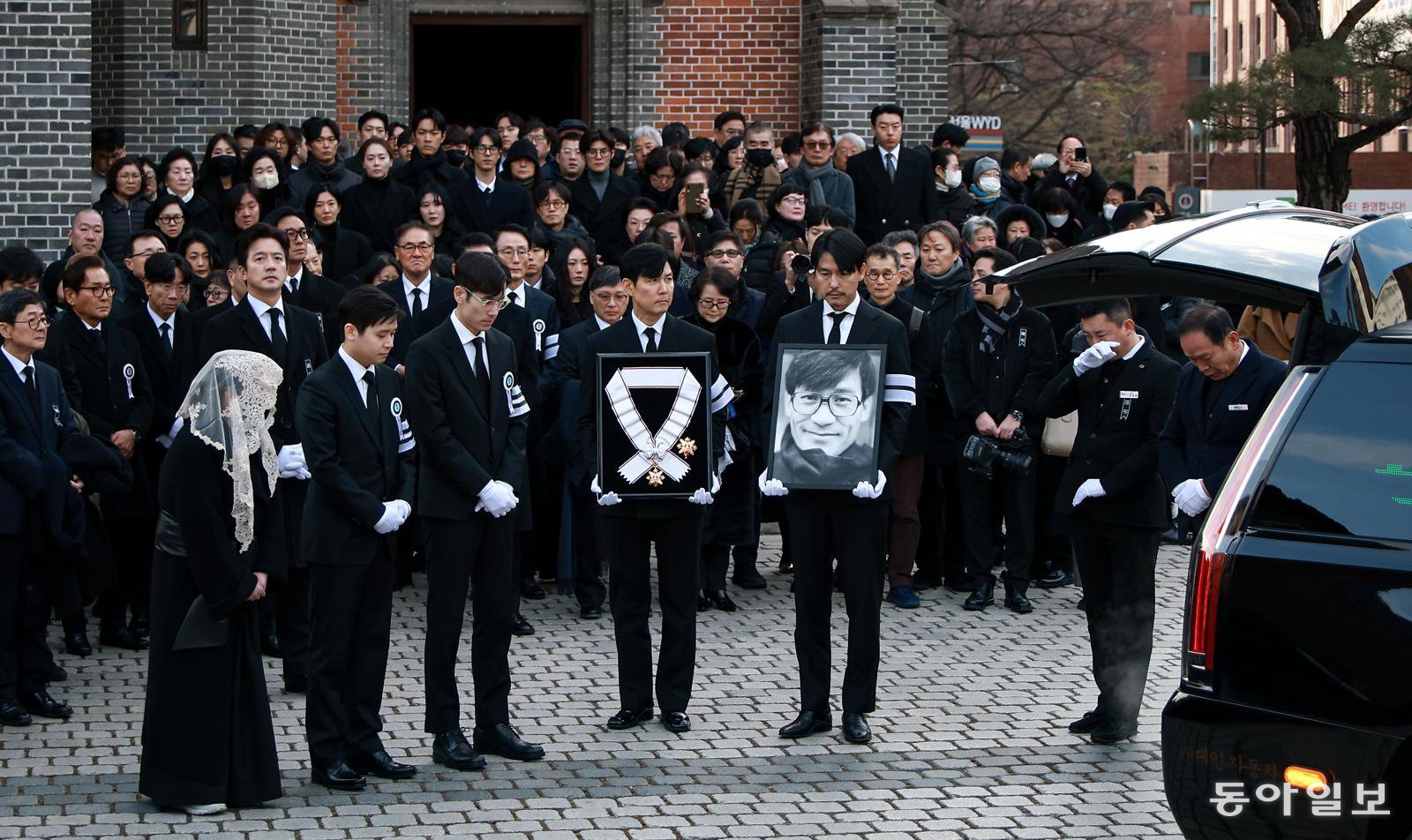 국민배우 안성기의 영결식이 열린 9일 서울 명동성당에서 유족과 동료들이 고인을 배웅하고 있다. 송은석 기자 silverstone@donga.com