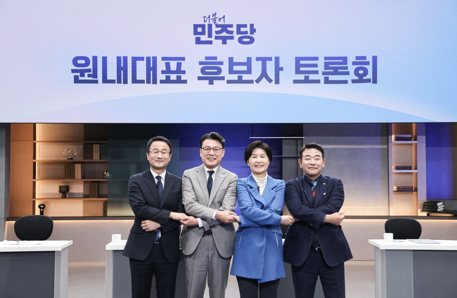 한병도(왼쪽부터)·진성준·백혜련·박정 더불어민주당 원내대표 후보가 8일 오후 서울 마포구 상암동 JTBC에서 토론회 시작에 앞서 기념촬영을 하고 있다. 2026.1.9/뉴스1