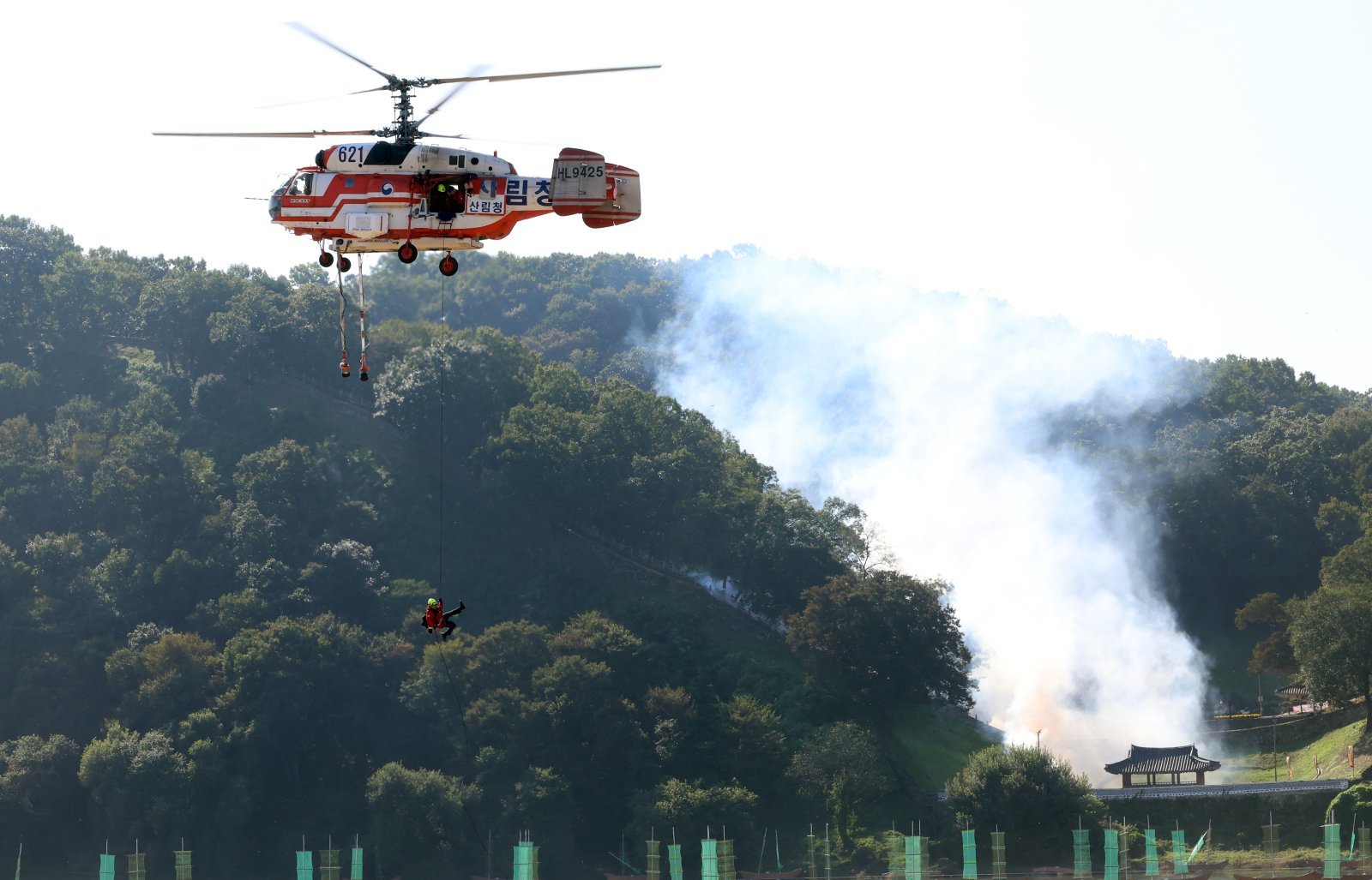 22일 충남 공주시 금강변에서 열린 2025 산불진화 통합훈련에서 산불진화요원이 헬기레펠을 하고 있다. 2025.10.22. 공주=뉴시스
