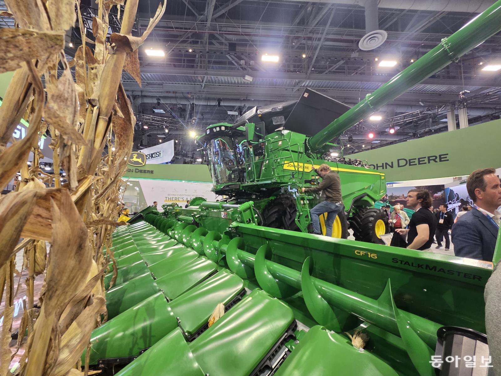 7일(현지 시간) 세계 최대 가전·정보기술(IT) 전시회 ‘CES 2026’이 열린 미국 라스베이거스 컨벤션센터(LVCC) 웨스트 홀에 마련된 미국 농기계 기업 ‘존 디어’ 부스. 자율 주행 기능을 탑재한 초대형 콤바인 X9이 전시돼 있다. 라스베이거스=이민아 기자