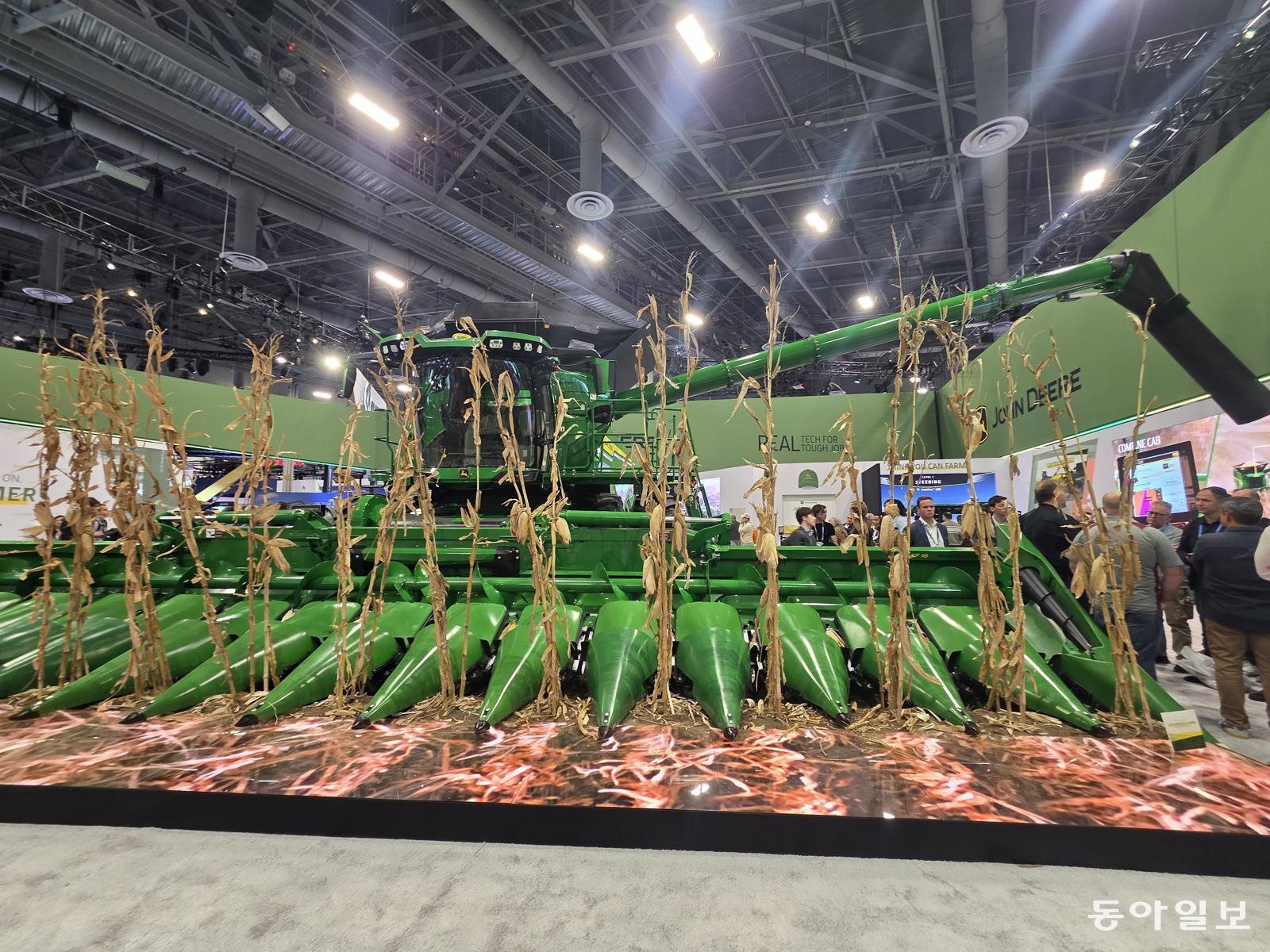 7일(현지 시간) 세계 최대 가전·정보기술(IT) 전시회 ‘CES 2026’이 열린 미국 라스베이거스 컨벤션센터(LVCC) 웨스트 홀에 마련된 미국 농기계 기업 ‘존 디어’ 부스. 자율 주행 기능을 탑재한 초대형 콤바인 X9이 전시돼 있다. 라스베이거스=이민아 기자