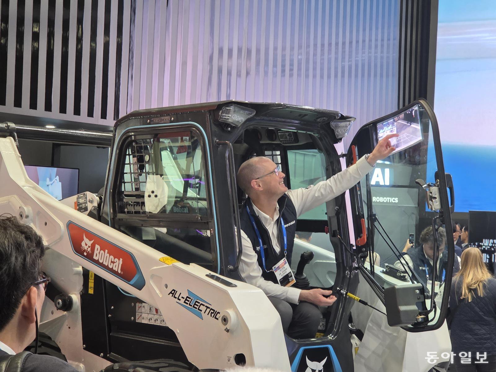 7일(현지 시간) 세계 최대 가전·정보기술(IT) 전시회 ‘CES 2026’이 열린 미국 라스베이거스 컨벤션센터(LVCC) 웨스트 홀에서 두산밥캣이 LLM 기반 AI 음성 제어 기능을 탑재한 ‘스키드 로더’를 선보였다.  라스베이거스=이민아 기자