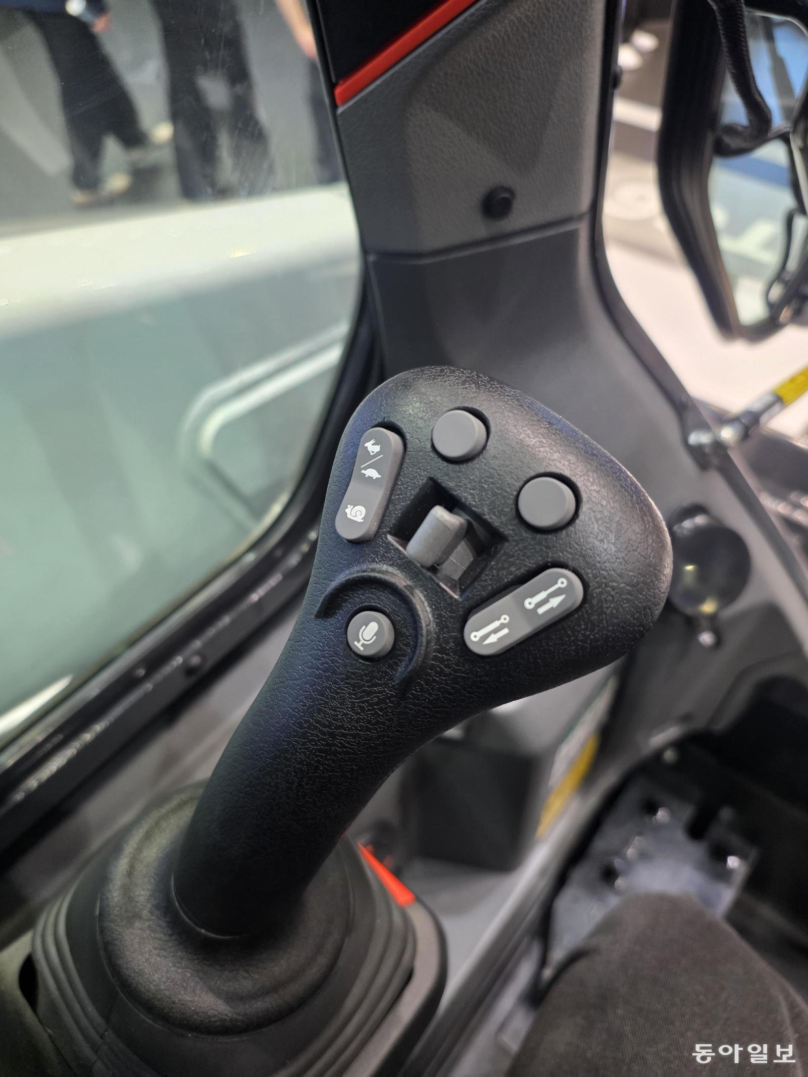 7일(현지 시간) 세계 최대 가전·정보기술(IT) 전시회 ‘CES 2026’이 열린 미국 라스베이거스 컨벤션센터(LVCC) 웨스트 홀에서 두산밥캣이 선보인 LLM 기반 AI 음성 제어 기능을 탑재한 ‘스키드 로더’ 내에 있는 기어봉. 마이크 그림 모양 버튼을 누르면 음성 인식을 시작한다. 라스베이거스=이민아 기자