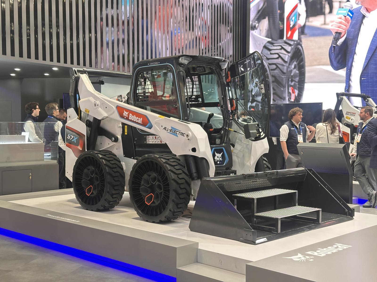 7일(현지 시간) 7일(현지 시간) 세계 최대 가전·정보기술(IT) 전시회 ‘CES 2026’이 열린 미국 라스베이거스 컨벤션센터(LVCC) 웨스트 홀에서 두산밥캣이 LLM 기반 AI 음성 제어 기능을 탑재한 ‘스키드 로더’를 선보였다. 두산밥캣 제공