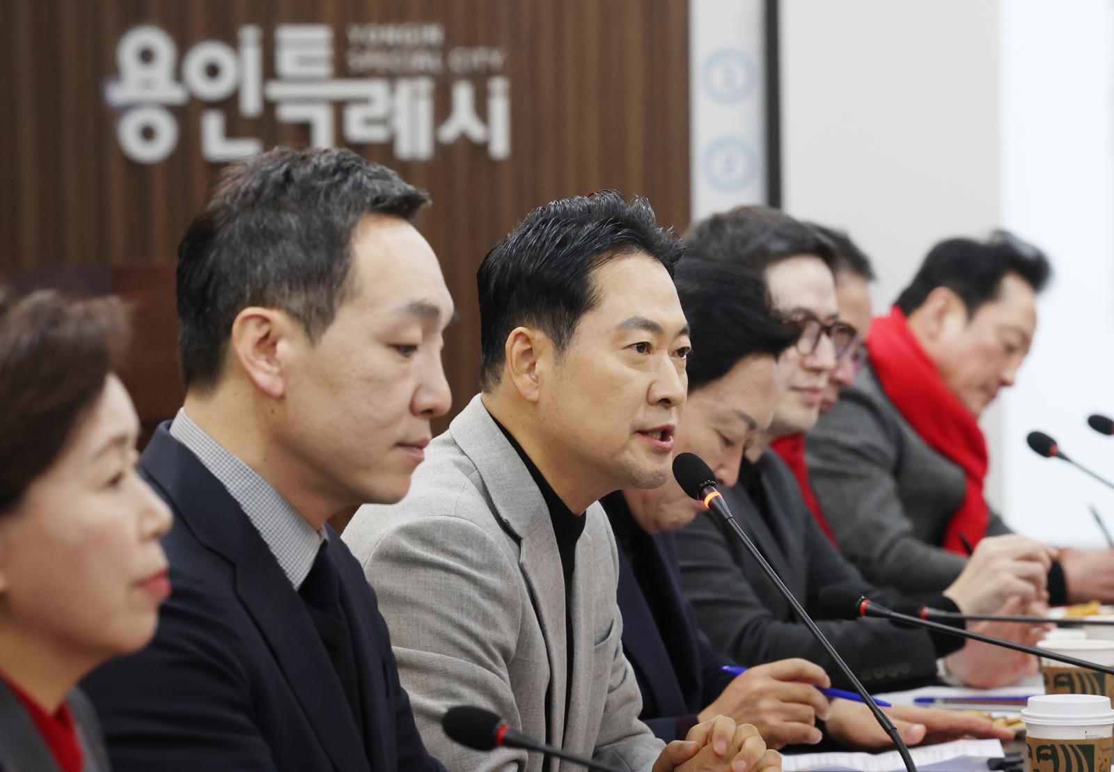 장동혁 국민의힘 대표가 9일 경기 용인시 원삼면 SK하이닉스 용인 공사 현장에서 열린 간담회에서 모두발언을 하고 있다. 2026.1.9/뉴스1