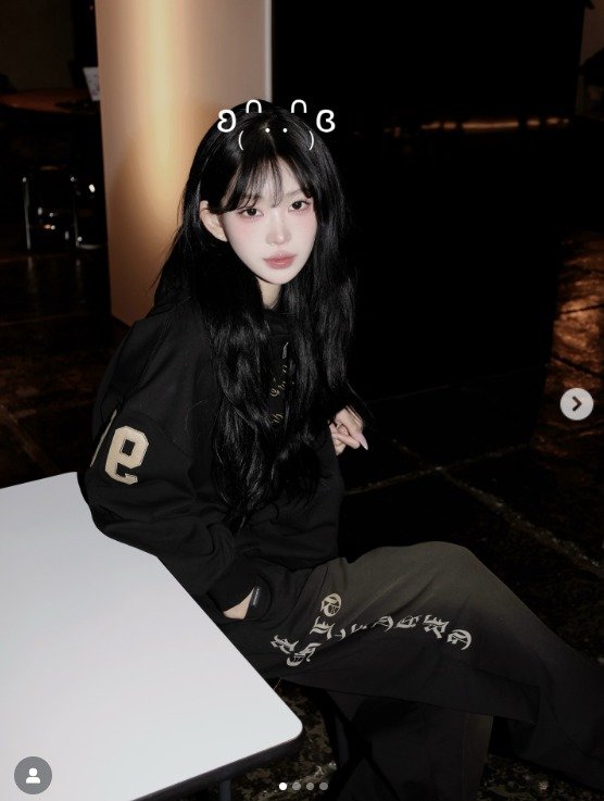 인플루언서 최준희가 SNS에 근황 사진을 공개했다. 위트 있는 문구와 캐주얼한 스타일 속에서도 또렷한 미모와 달라진 분위기가 눈길을 끌고 있다. 최준희 인스타그램