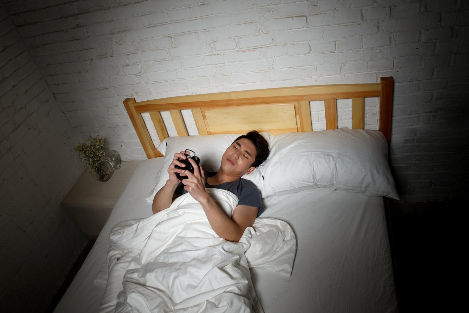 잠자리에 누운 채 스마트폰을 사용하는 습관은 잠드는 시간을 늦출 뿐 아니라, 깊은 수면 진입을 방해해 다음 날 낮 졸림으로 이어질 수 있다. 게티이미지뱅크