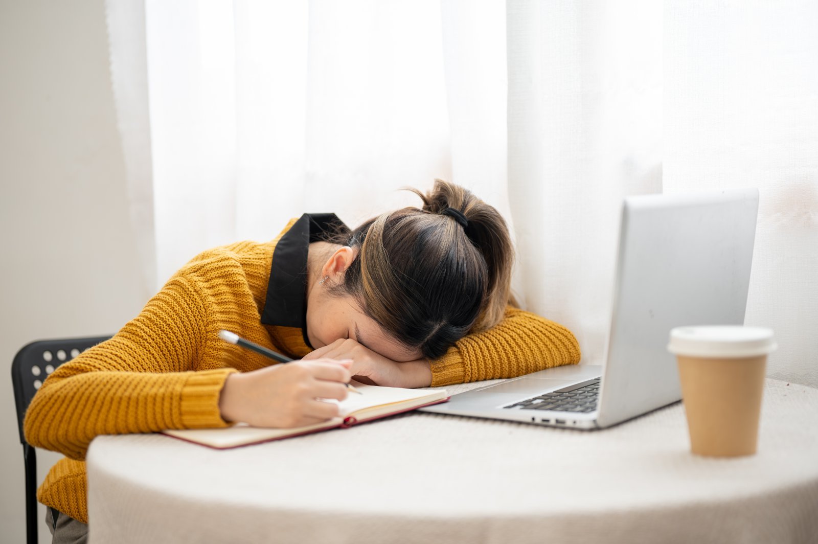 충분히 잠을 잤다고 느껴도 낮 동안 졸음이 반복된다면, 수면 시간이 아니라 수면의 ‘질’이 떨어졌을 가능성이 있다. 게티이미지뱅크