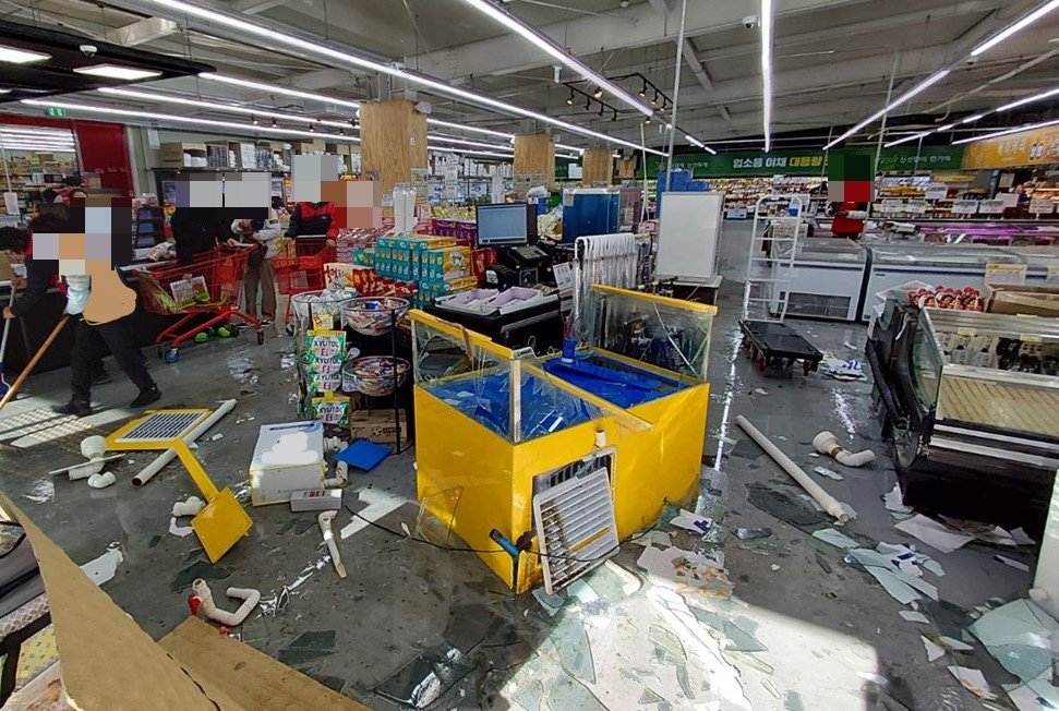 8일 오후 1시쯤 경북 포항시 북구 장성동에서 SUV가 대형마트로 돌진했다. 경북소방본부 제공