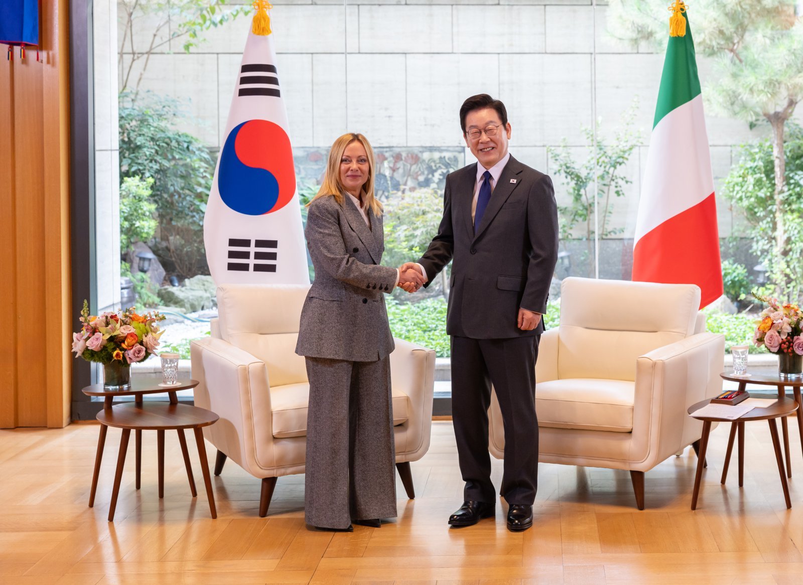 이재명 대통령과 조르자 멜로니 이탈리아 총리가 24일(현지시간) 미국 뉴욕 주유엔 대한민국 대표부에서 한·이탈리아 정상회담에 앞서 인사하고 있다. 2025.9.28. 대통령실 제공