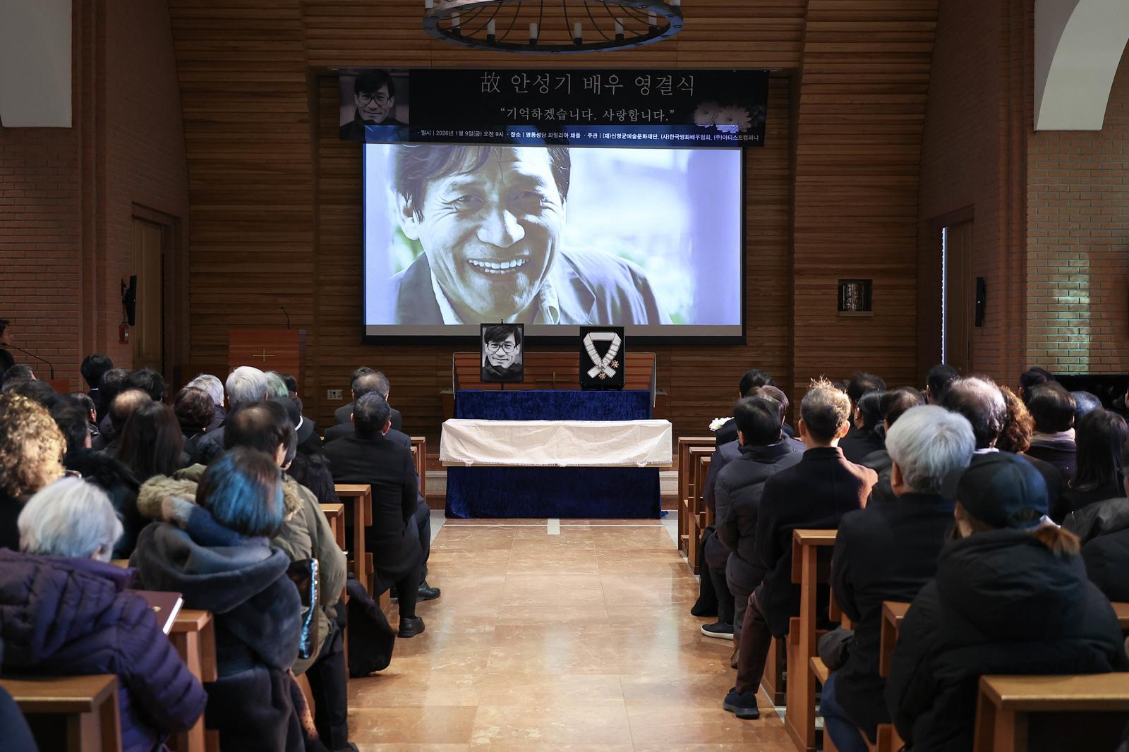 9일 오전 서울 중구 명동성당에서 열린 고 안성기의 영결식장 스크린에서 고인의 작품이 흘러나오고 있다.  사진공동취재