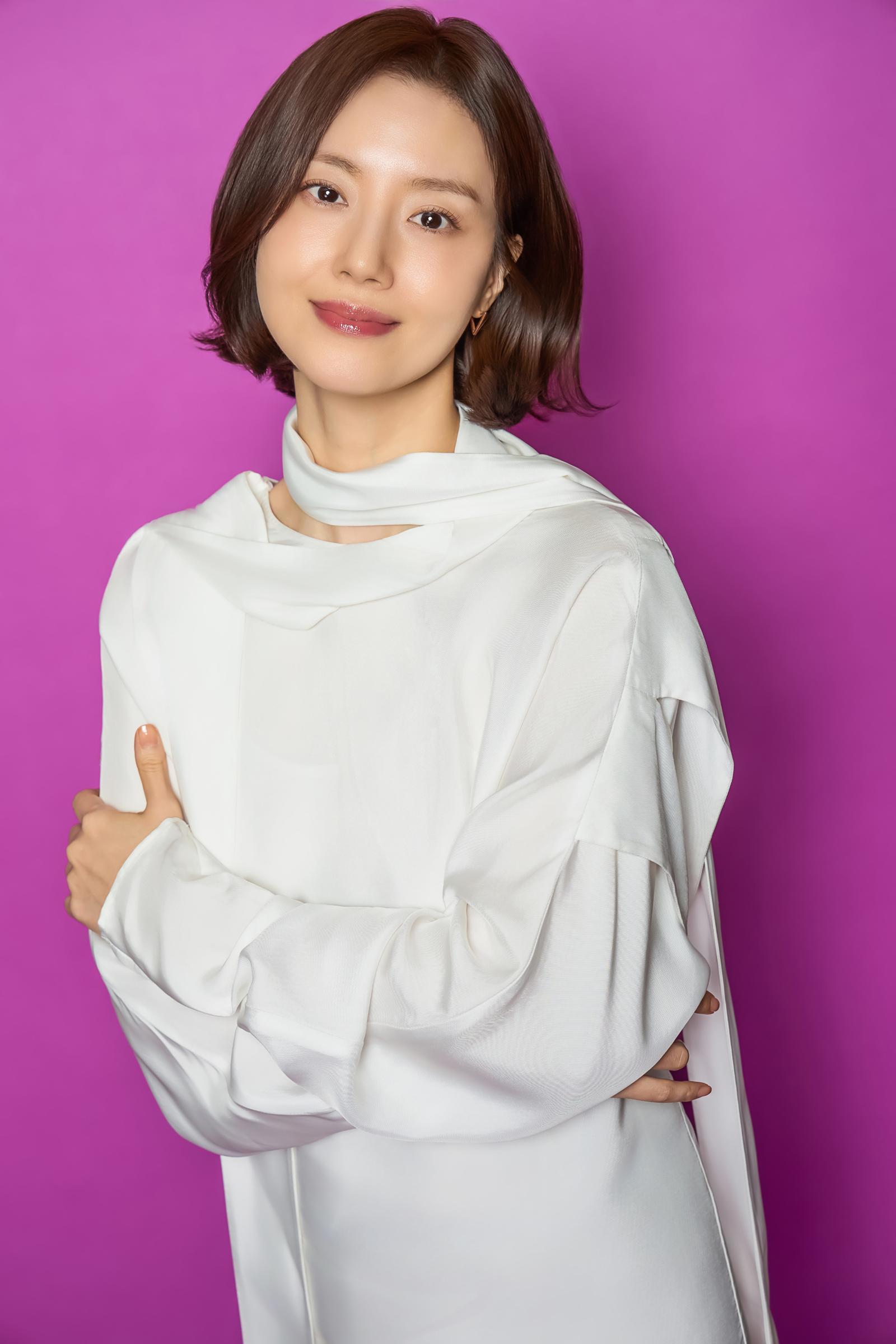 배우 문채원이 영화 ‘하트맨’ 인터뷰에서 첫사랑 연기 소감과 결혼·연애에 대한 생각을 밝혔다. “늦게 찾아온 운 같은 역할”이라고 말했다. 롯데엔터테인먼트