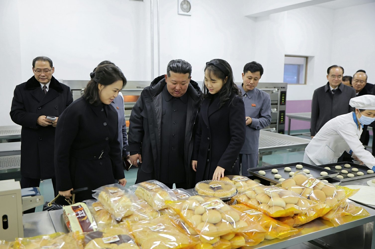 김정은 북한 노동당 총비서가 지난해 12월 15일 강동군 지방공업공장 및 종합봉사소 준공식에 참석한 모습. 평양 노동신문=뉴스1