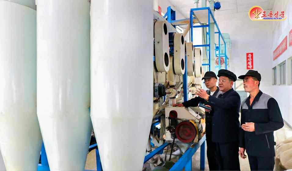 북한의 박천군양곡관리소. 평양 노동신문=뉴스1