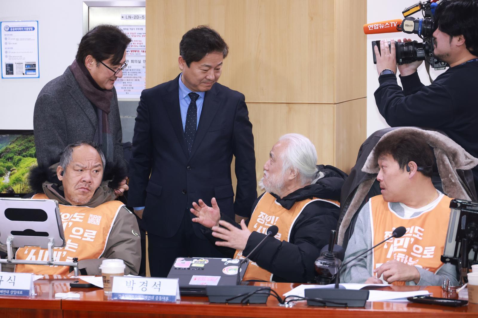 더불어민주당 김영배 의원, 홍익표 전 의원이 9일 서울 여의도 국회 의원회관에서 열린 전국장애인차별철폐연대와의 대화에서 박경석 전장연 상임대표와 대화하고 있다. 2026.01.09 뉴시스