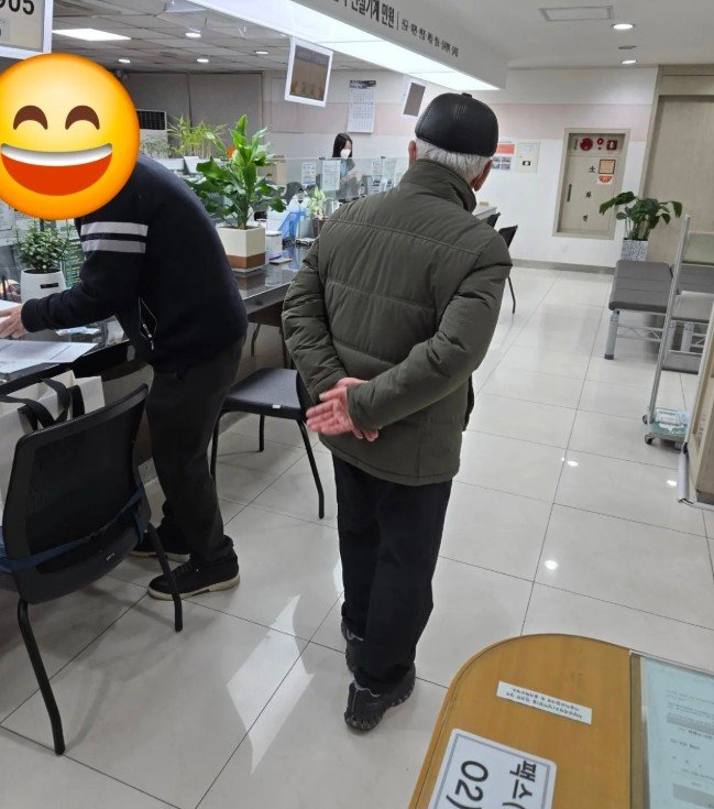 자율주행차 구매를 위해 아들과 구청을 찾은 노인. 제보자(X(구.트위터) 중수) 제공