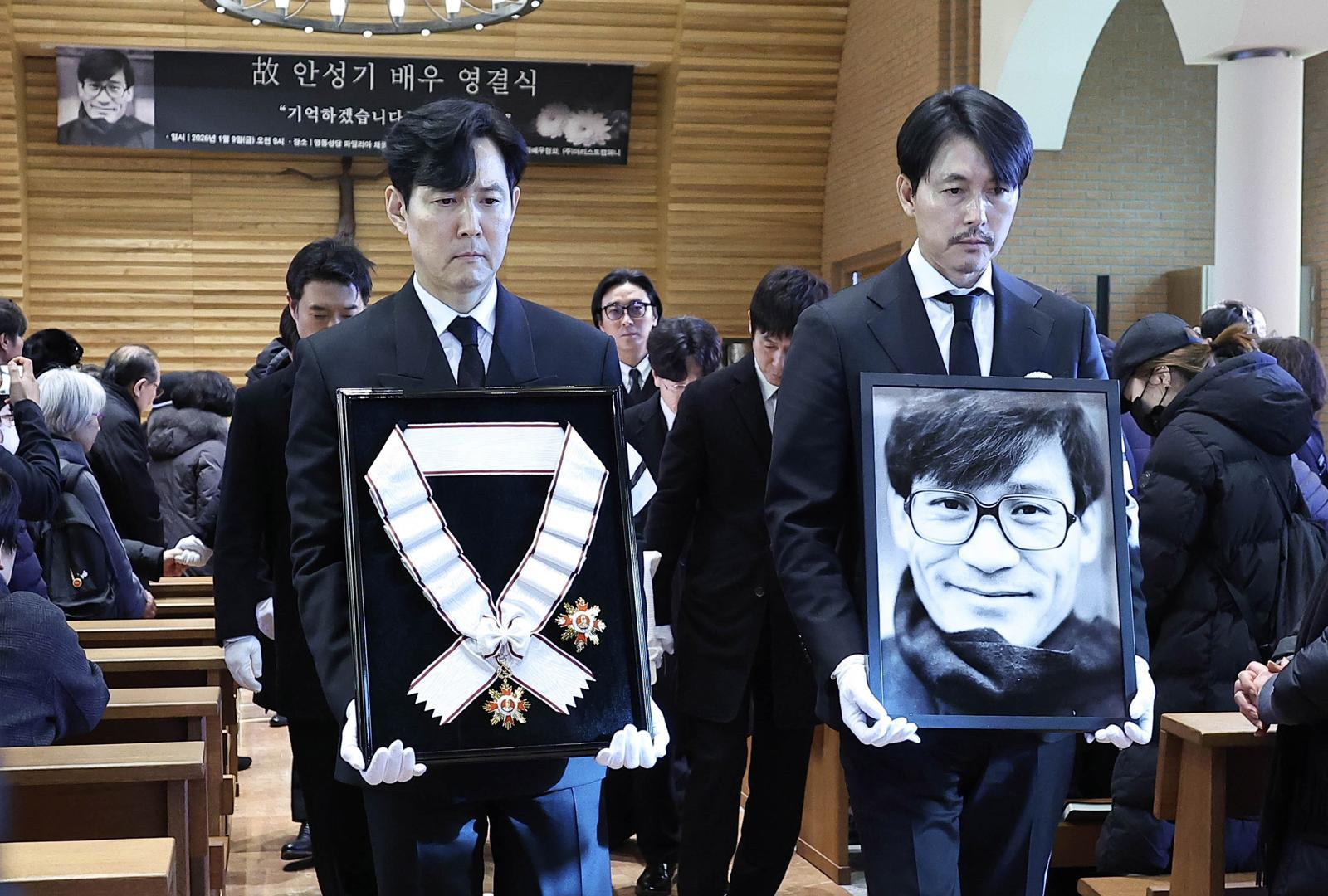 9일 오전 서울 중구 명동성당에서 열린 故 안성기 영결식을 마치고 유족과 동료 배우들이 성당을 나서고 있다. 사진공동취재