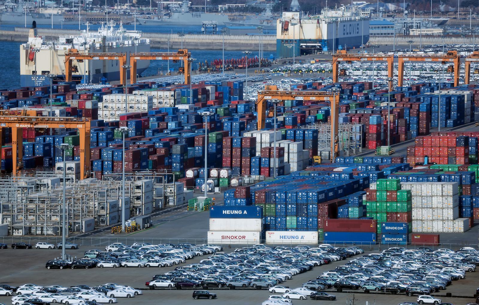 경기 평택시 포승읍 평택항에 수출용 컨테이너가 세워져 있는 모습. 2026.1.1 뉴스1