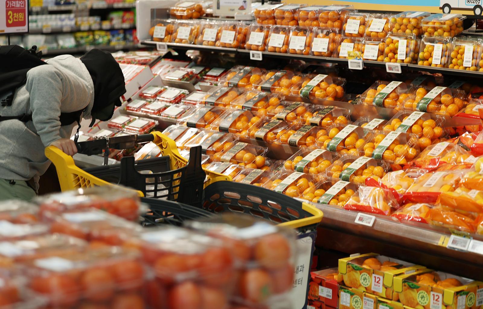 서울시내의 한 대형마트 과일코너에서 고객이 장을 보는 모습. 2026.1.8 뉴스1