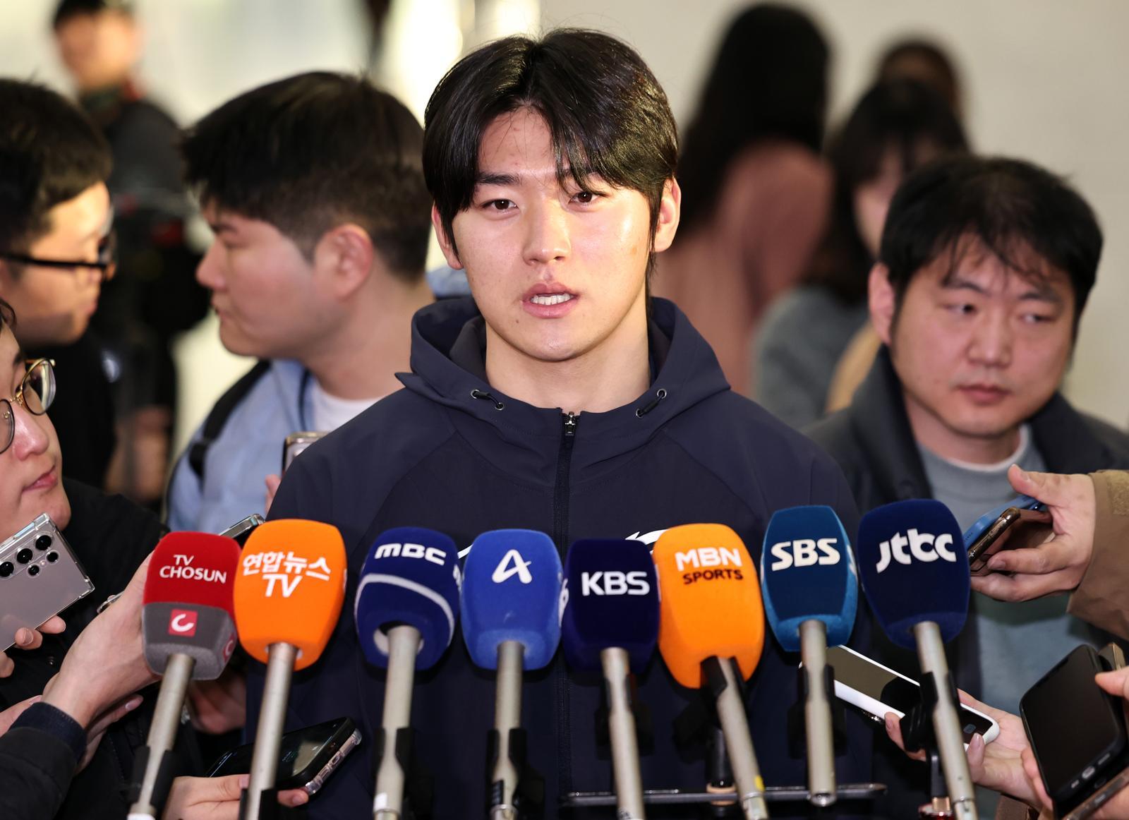 야구 국가대표팀 김도영이 9일 오전 인천국제공항 제1여객터미널에서 월드베이스볼클래식(WBC) 대비 1차 전지훈련을 위해 사이판으로 출국하기 전 취재진의 질문에 답하고 있다. 2026.1.9/뉴스1
