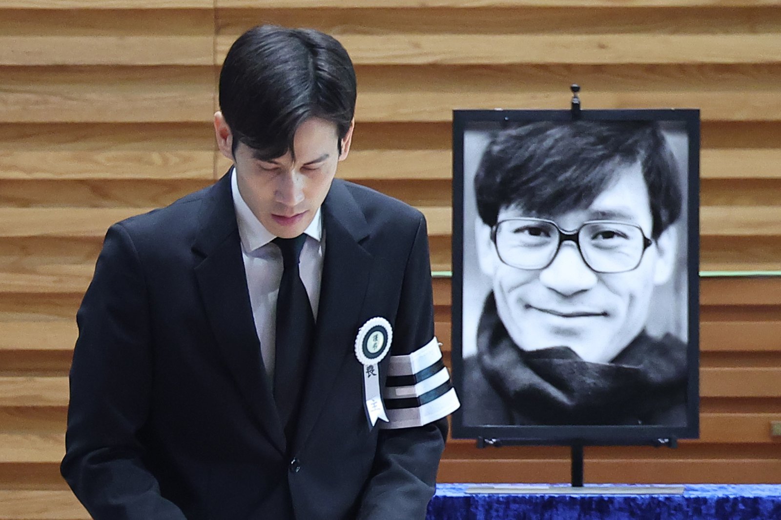 고 안성기 영결식이 9일 오전 서울 중구 명동성당에서 열렸다. 고인의 아들 안다빈씨가 인사말을 마치고 자리로 돌아가고 있다. 사진공동취재