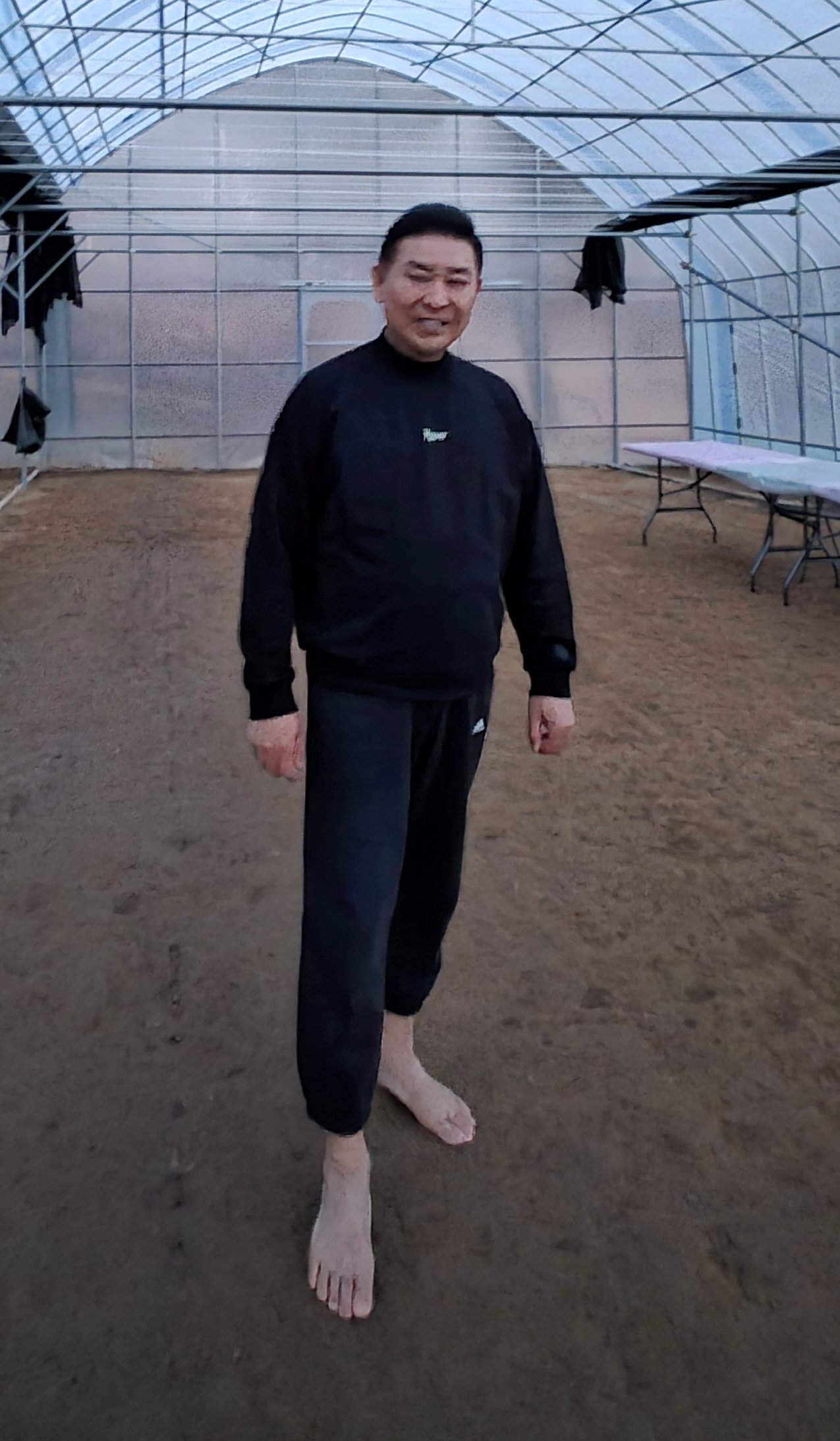 유제성 삐땅기의원성형외과 원장이 1월 7일 경기도 남양주시 퇴계원로175번길, 헤브론교회 앞 ‘맨발 걷기 아미사 힐링하우스’에서 맨발 걷기를 하다 포즈를 취했다. 유제성 원장 제공