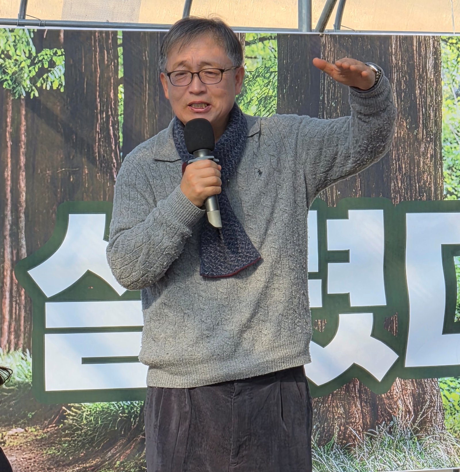 고장면 대전 국립한밭대 교수가 1월 7일 경기도 남양주시 퇴계원로175번길, 헤브론교회 앞 ‘맨발 걷기 아미사 힐링하우스’에서 맨발 걷기 효과에 대해 설명하고 있다. 맨발걷기국민운동본부 제공