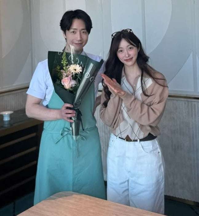 인플루언서 이코코가 넷플릭스 ‘흑백요리사2’ 출연으로 주목받은 셰프 손종원과의 만남을 공개했다. 꽃다발과 함께한 근황이 관심을 모은다. ⓒ뉴시스