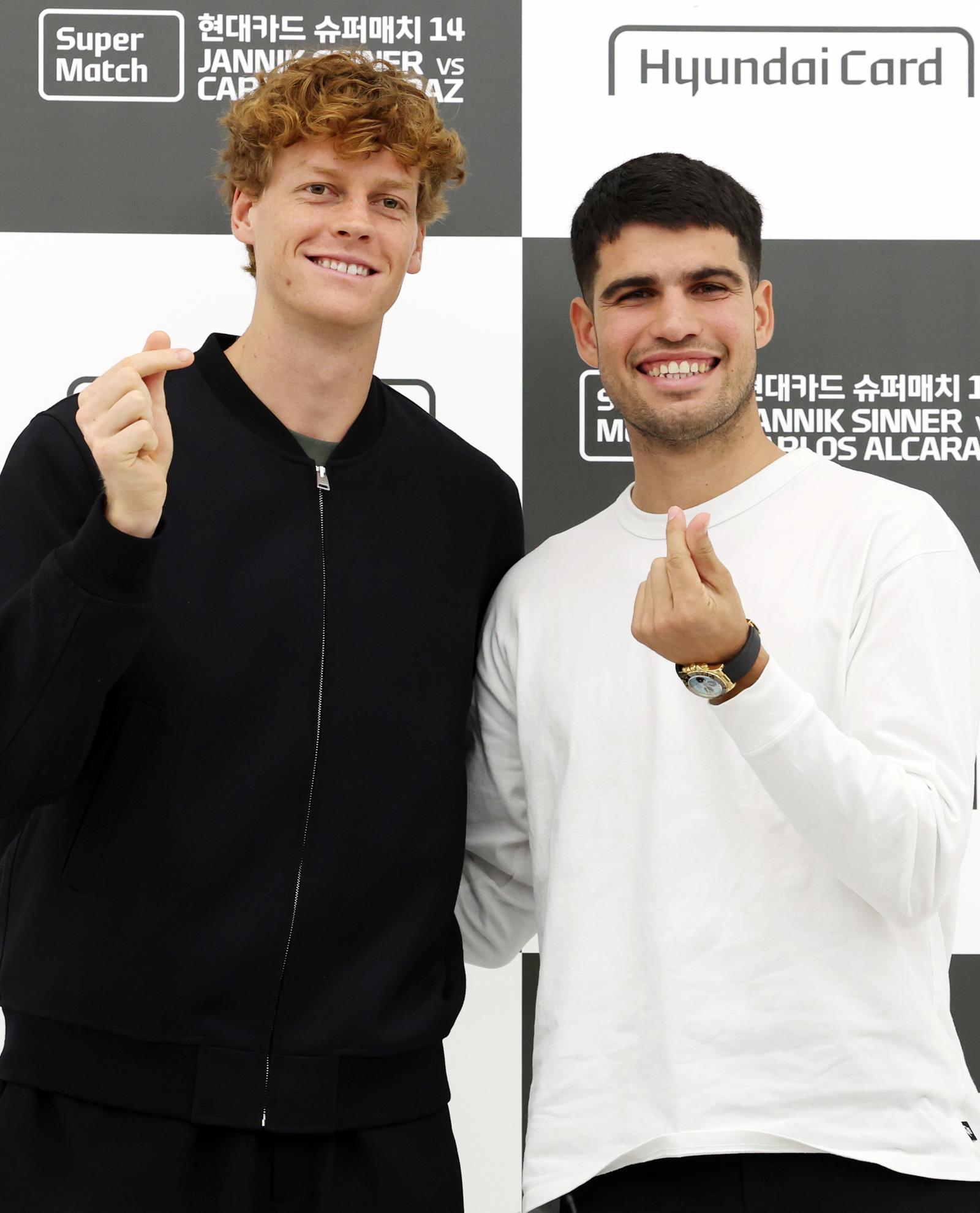 한국서 호주오픈 전초전 치르는 남자 테니스 ‘두 개의 태양’ 알카라스-신네르 기자회견