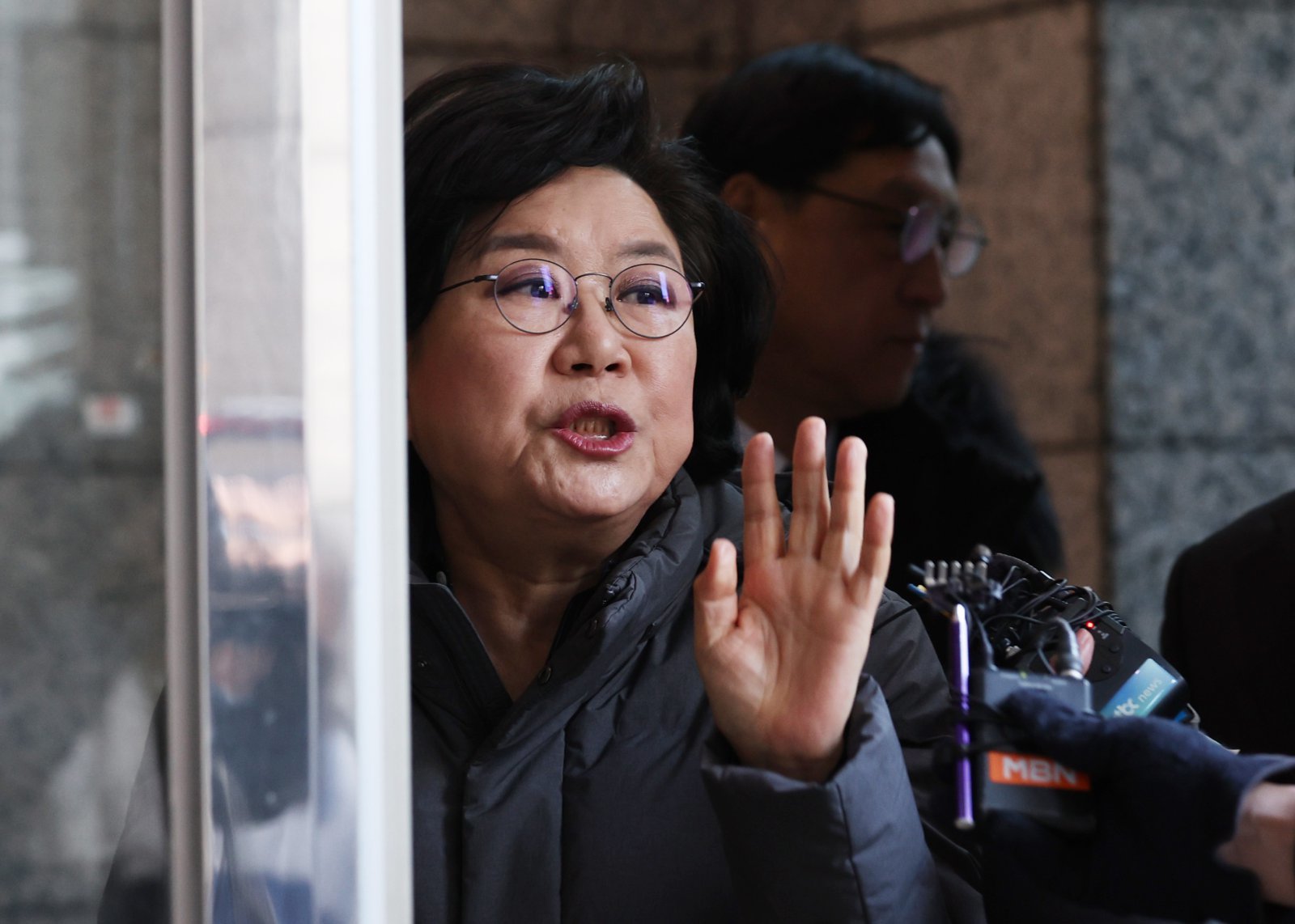 이혜훈 기획예산처 장관 후보자가 8일 서울 중구 예금보험공사에 마련된 청문회 준비 사무실로 출근하며 취재진 질문에 답하고 있다. 2025.01.08. 뉴시스