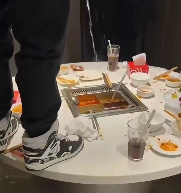 훠궈에 소변테러 中10대, 4.6억원 물어내야…신문에 공개 사과도