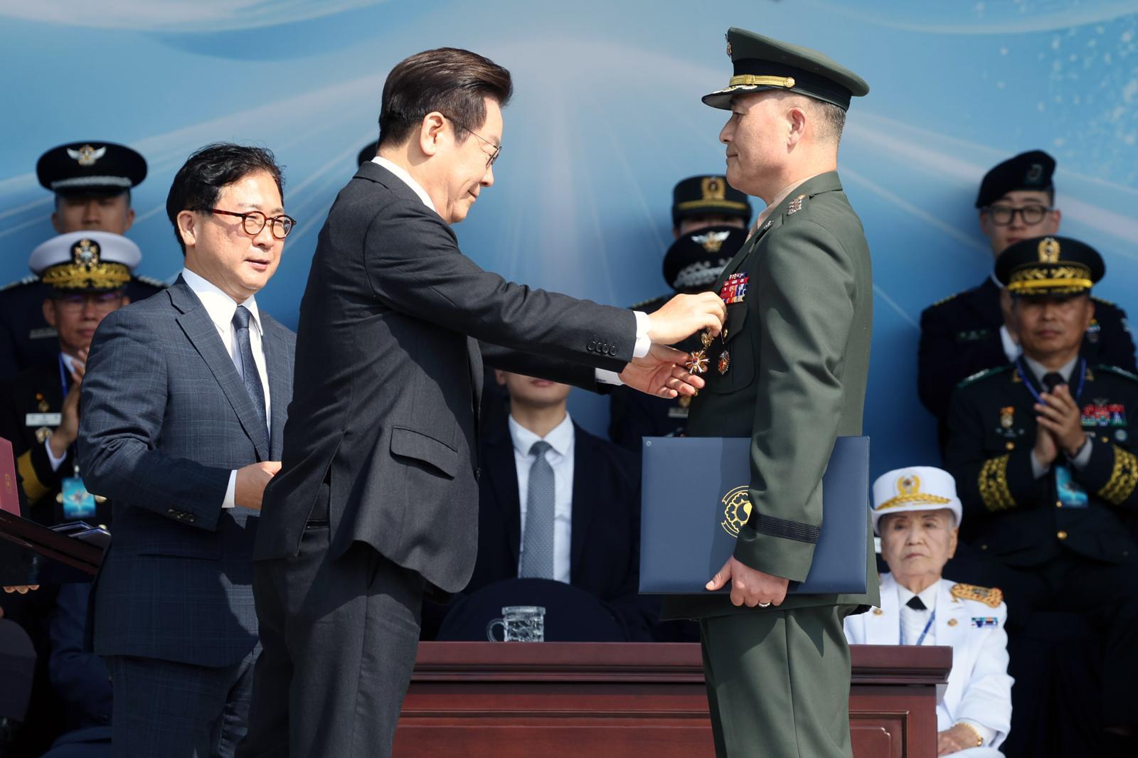 ‘VIP 격노설’ 폭로 박정훈·계엄 지연 김문상, 나란히 별 달아