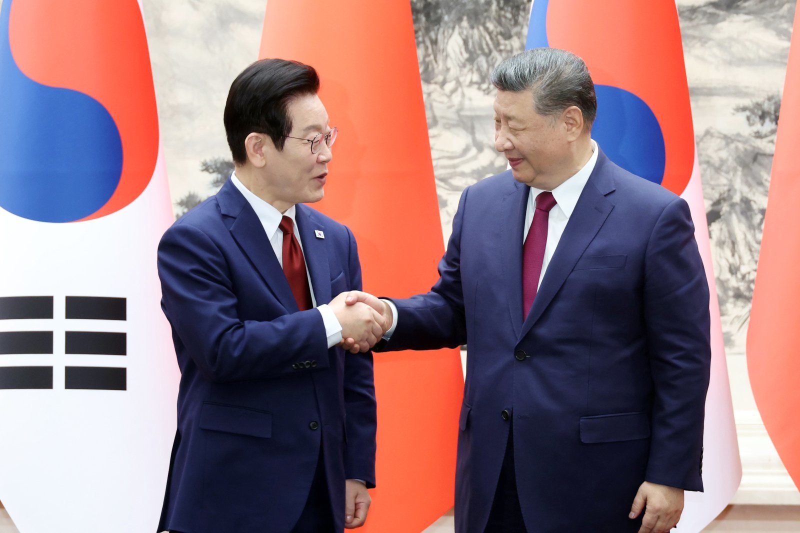 이재명 대통령과 시진핑 중국 국가주석이 5일(현지 시간) 중국 베이징 인민대회당에서 열린 한중 MOU 체결식에서 악수하고 있다. 2026.01.05 베이징=뉴시스