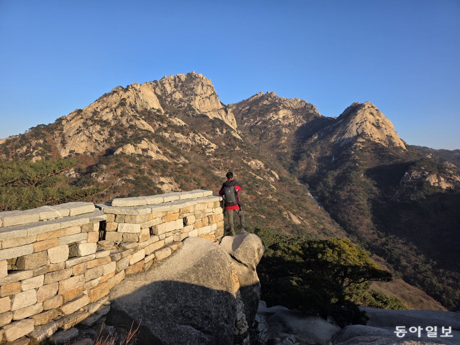 노을에 물든 원효봉 북한산성 성곽에서 바라본 삼각산의 우뚝 솟은 봉우리들.