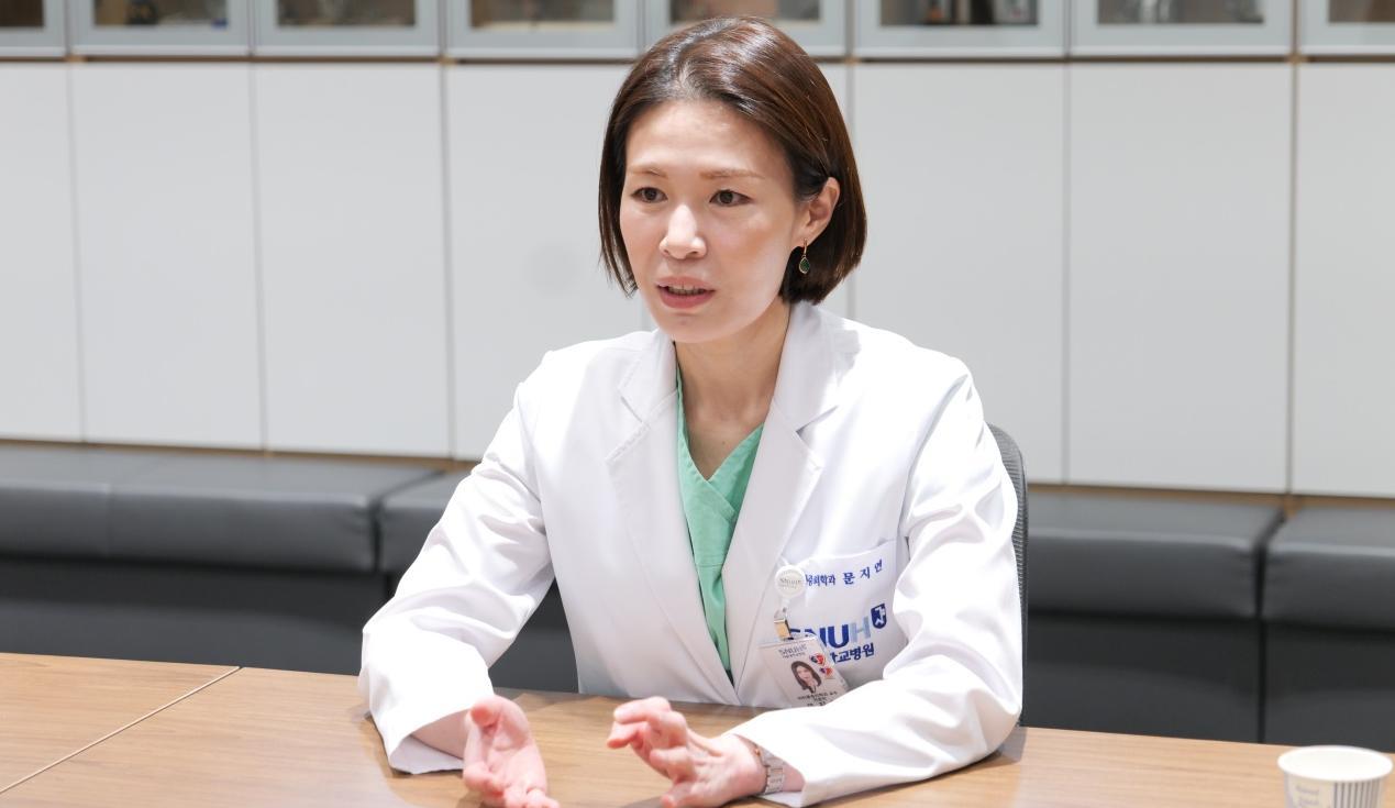 문지연 서울대병원 마취통증의학과 교수는 “대상포진의 극초기 증세는 양상이 다양해 곧바로 알아차리기 어렵다. 다른 질환으로 오인해 치료 시기를 놓치지 않도록 증세를 미리 알아둘 필요가 있다”라고 말했다. 서울대병원 제공