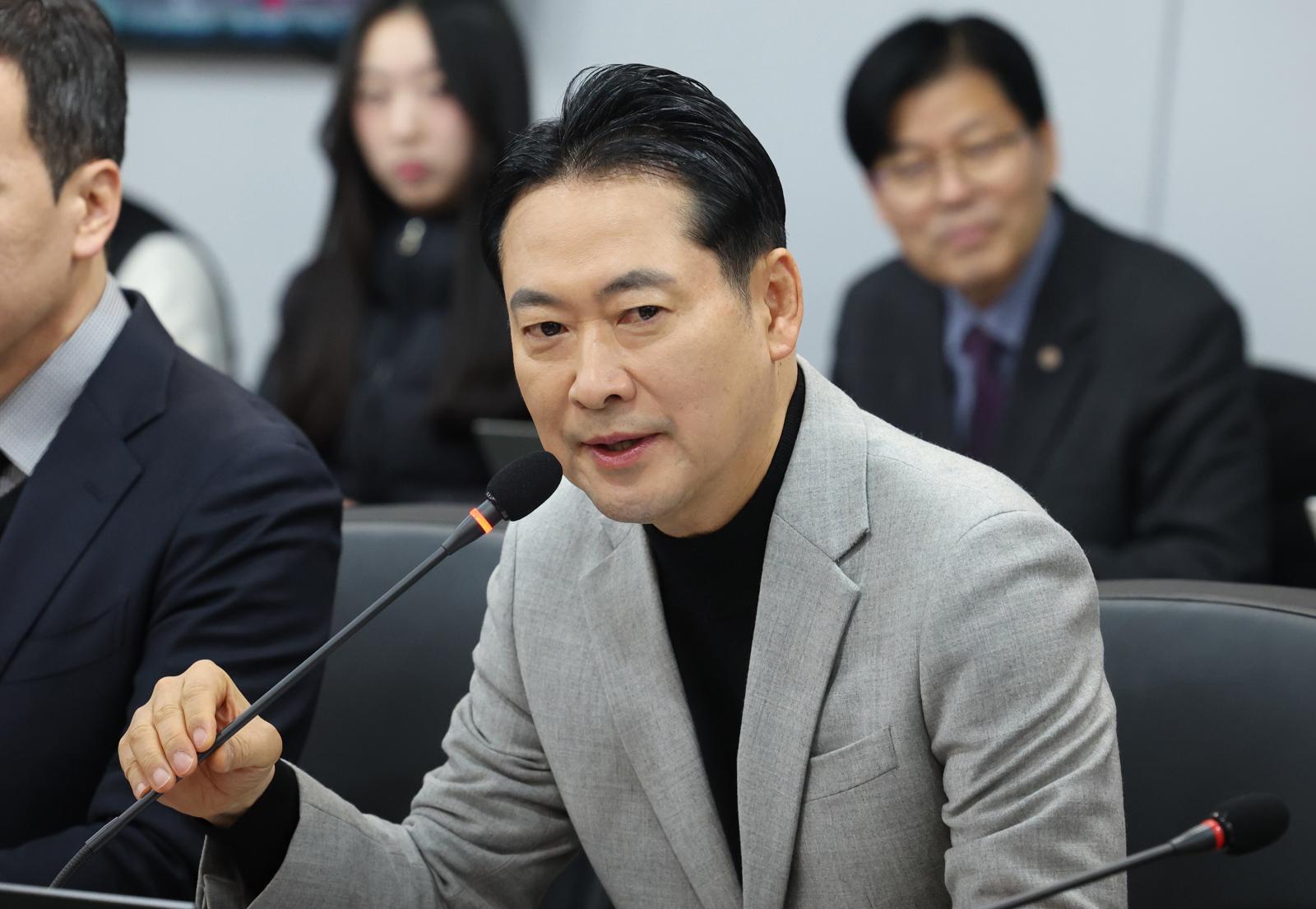 장동혁 국민의힘 대표가 9일 경기 용인시 원삼면 SK하이닉스 용인 공사 현장에서 열린 간담회에서 모두발언을 하고 있다. 2026.1.9/뉴스1