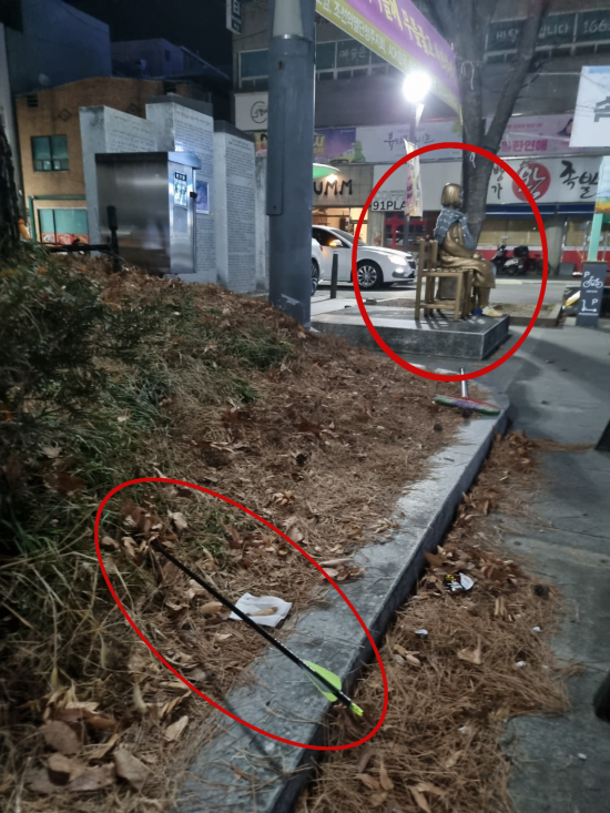 7일 오후 11시 40분쯤 청주시 상당구 청소년광장 소녀상 인근 화단에 화살이 꽂혀있다. 뉴스1