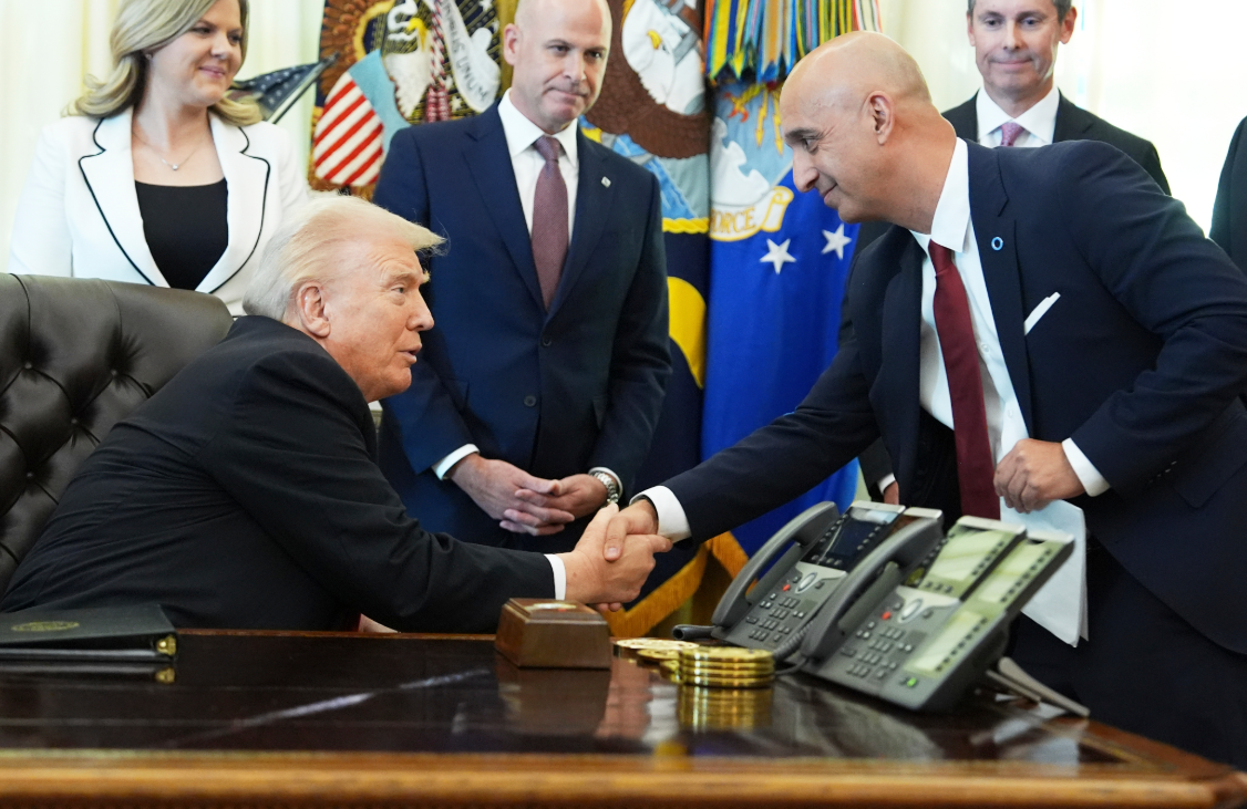 도널드 트럼프 대통령이 2025년 11월 6일 백악관 오벌 오피스에서 노보 노디스크의 마이크 더스트다르 최고경영자(CEO)와 악수를 나누고 있다. 이날 노보 노디스크와 일라이 릴리는 미국에서 비만치료제 판매 가격을 정가보다 크게 낮추기로 합의했다. AP 뉴시스