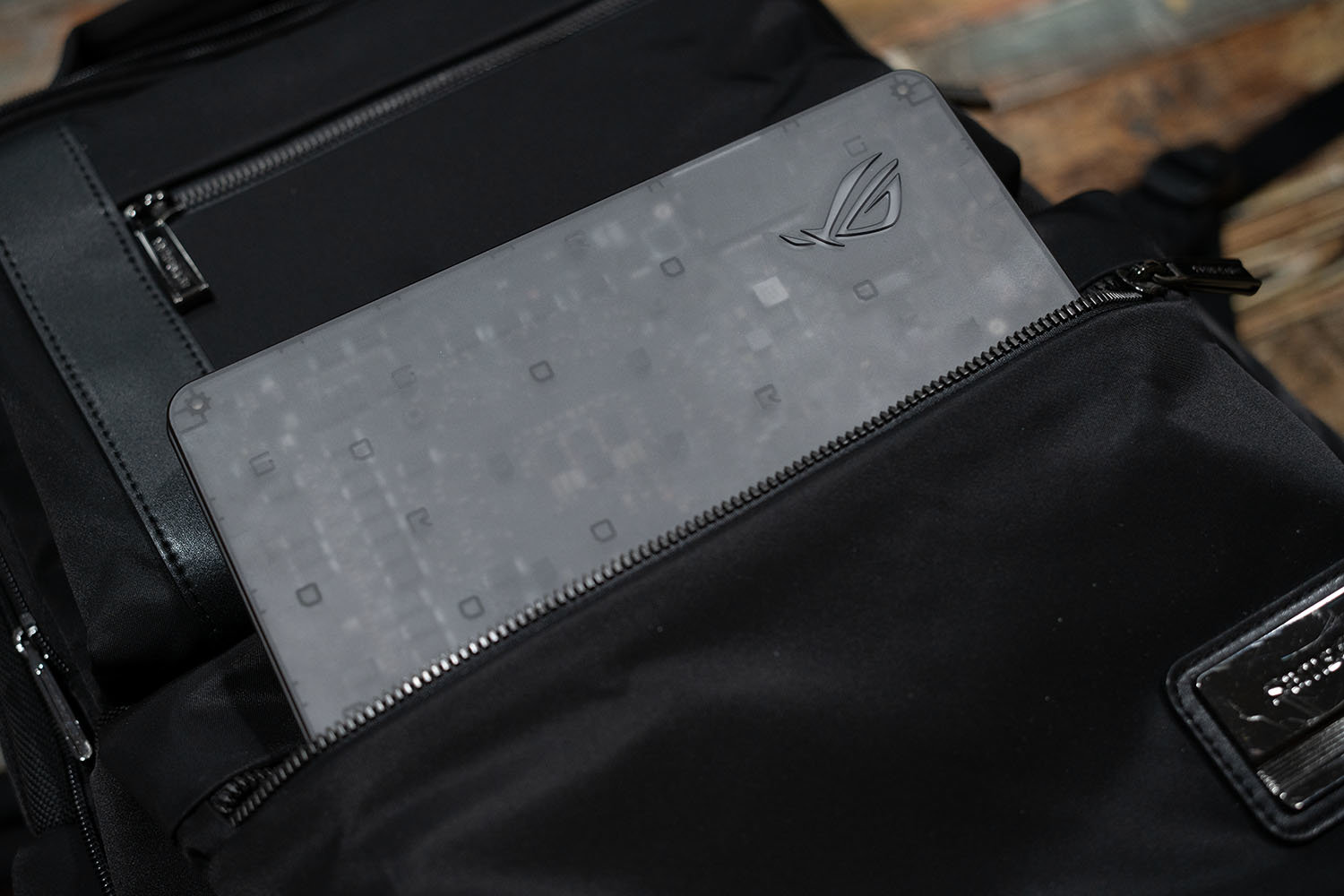 에이수스 ROG XG 모바일 GC34R-034는 중간 크기 이상의 백팩에 들어갈 정도로 소형화된 점이 특징이다  / 출처=IT동아