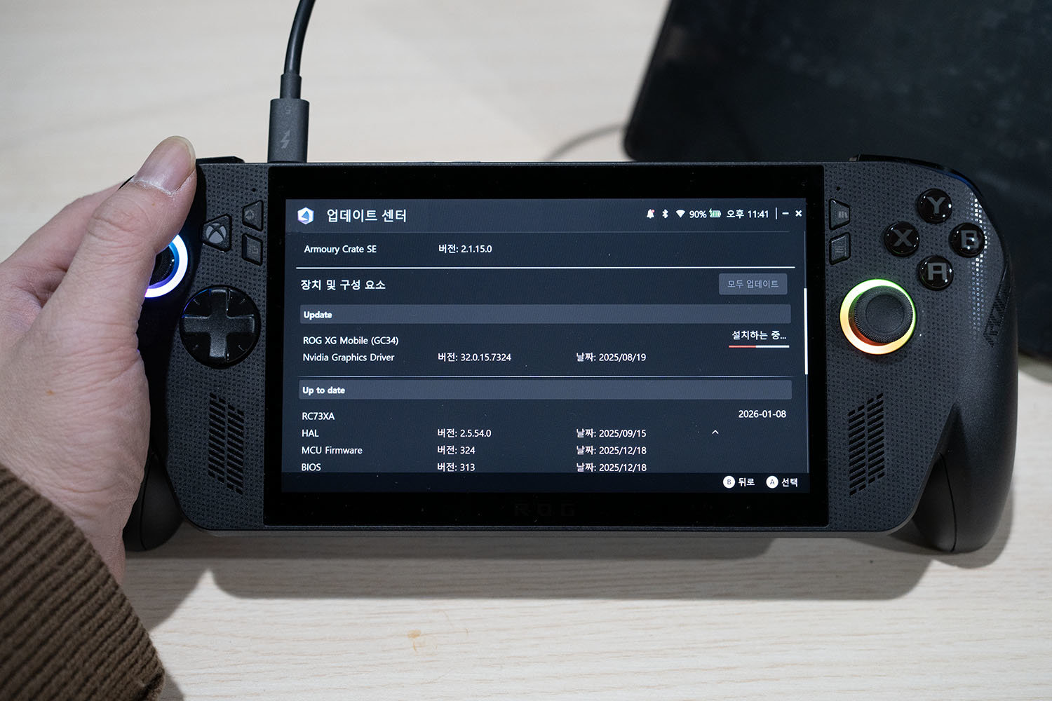 에이수스 ROG XG 모바일 GC34R-034를 같은 제조사 제품에 연결하면 아머리 크레이트에서 자동 인식 후 관리한다 / 출처=IT동아