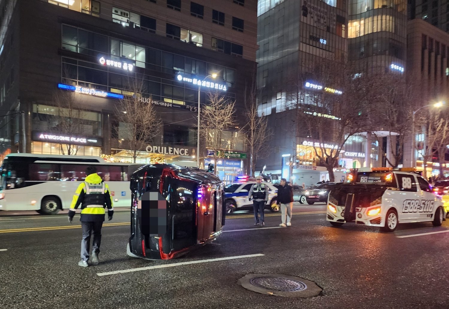 9일 오후 6시쯤 서초대로 위에 SUV 한 대가 우측으로 전복돼 있다. 2026.01.09/뉴스1