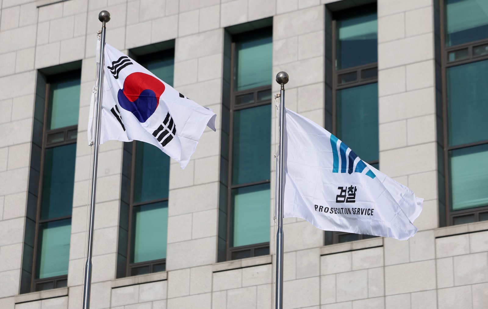 검찰청 폐지를 골자로 하는 정부조직법 개정안에 따라 검찰청이 78년 만에 폐지된다. 폐지되는 검찰청은 중대범죄 수사 기능 전담 중대범죄수사청(중수청)과 공소제기·유지 기능을 전담하는 공소청이 신설돼 검찰의 수사·기소 역할이 분리된다. 두 기관의 설치는 개정안 공포 후 유예기간 1년을 두고 내년 10월께 시행될 계획이다. 2일 서울 서초구 대검찰청에서 태극기와 검찰 깃발이 휘날리고 있다. 2026.01.02 뉴시스