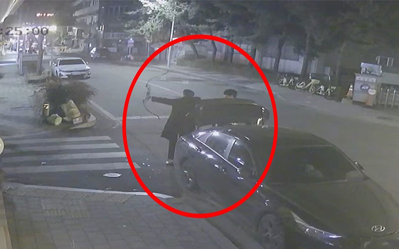 7일 오후 11시 40분쯤 청주시 상당구 청소년광장 인근에서 화살을 쏜 20대 남성들이 찍힌 영상의 갈무리. 뉴스1